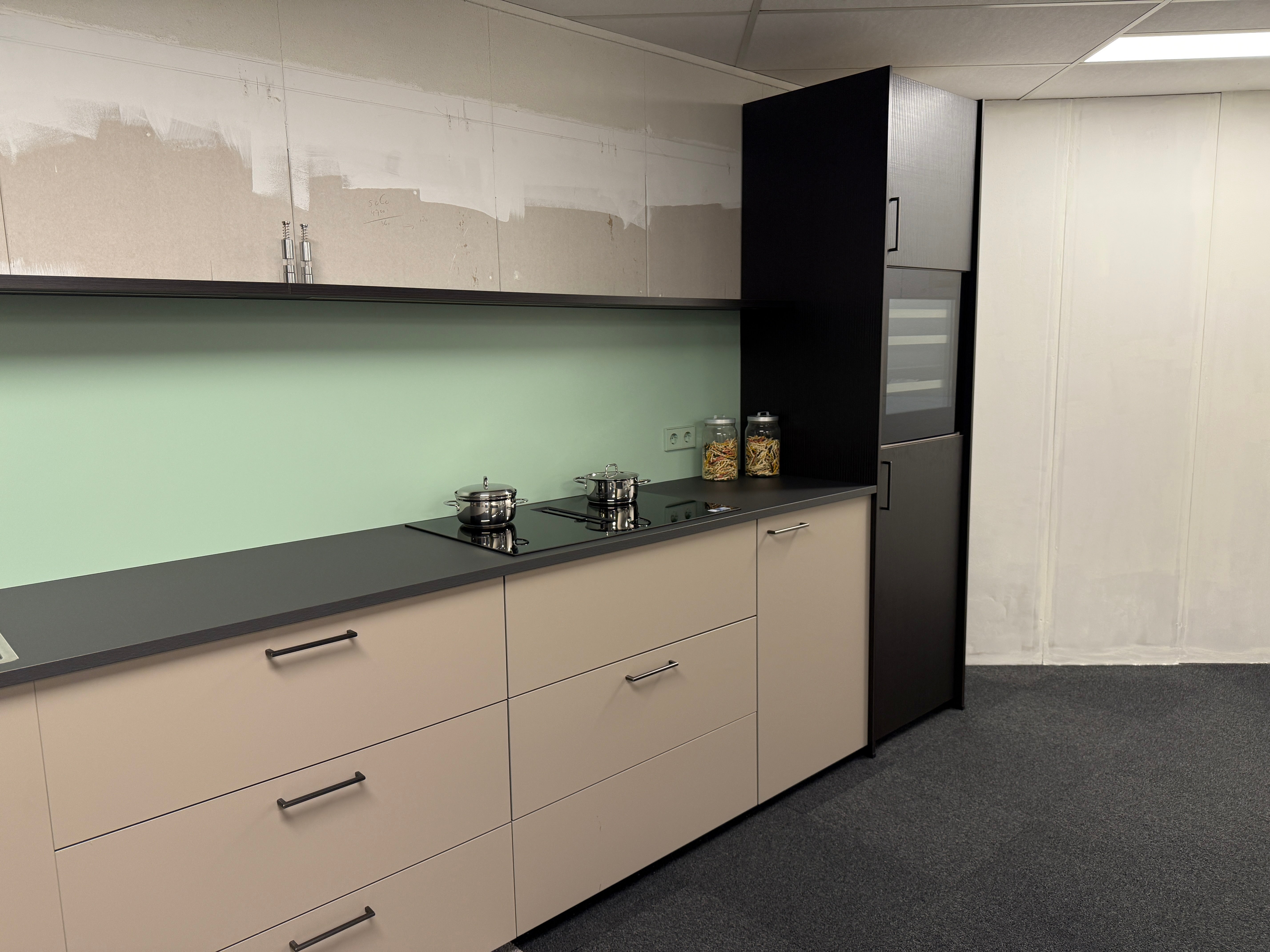 02020 - Rechte keuken in zwart houtnerflook