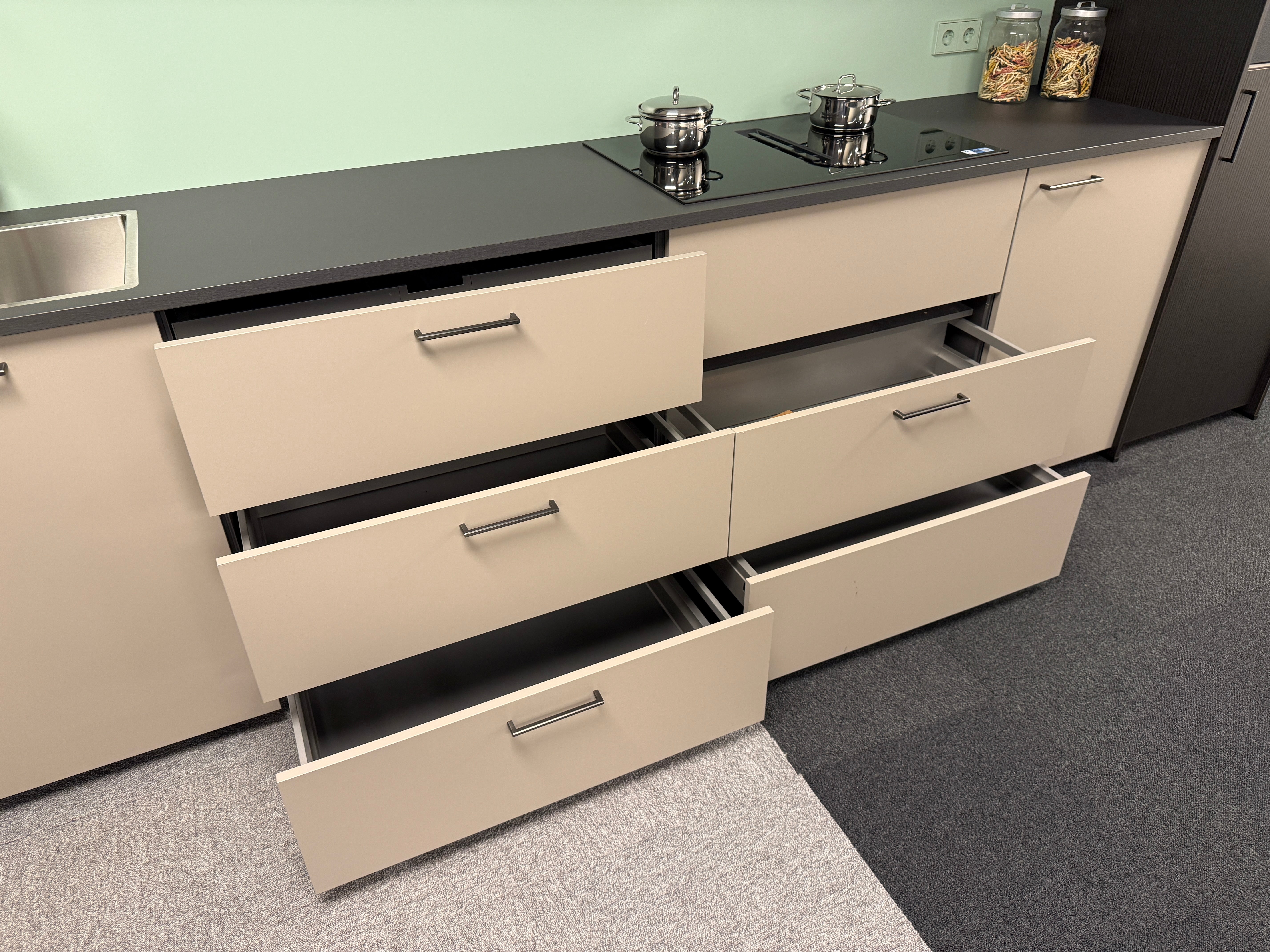 02020 - Rechte keuken in zwart houtnerflook