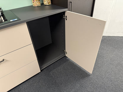 02020 - Rechte keuken in zwart houtnerflook