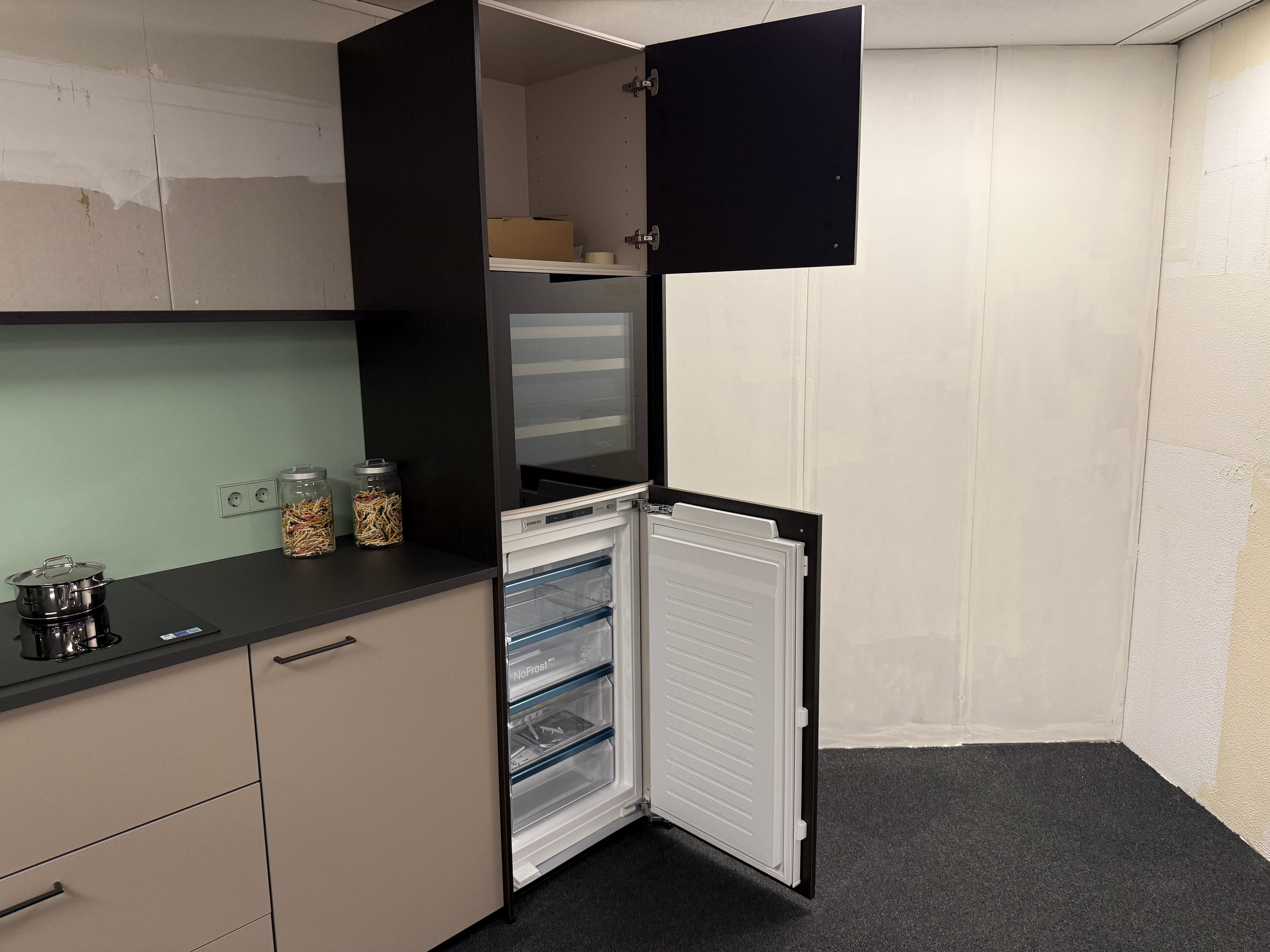 02020 - Rechte keuken in zwart houtnerflook
