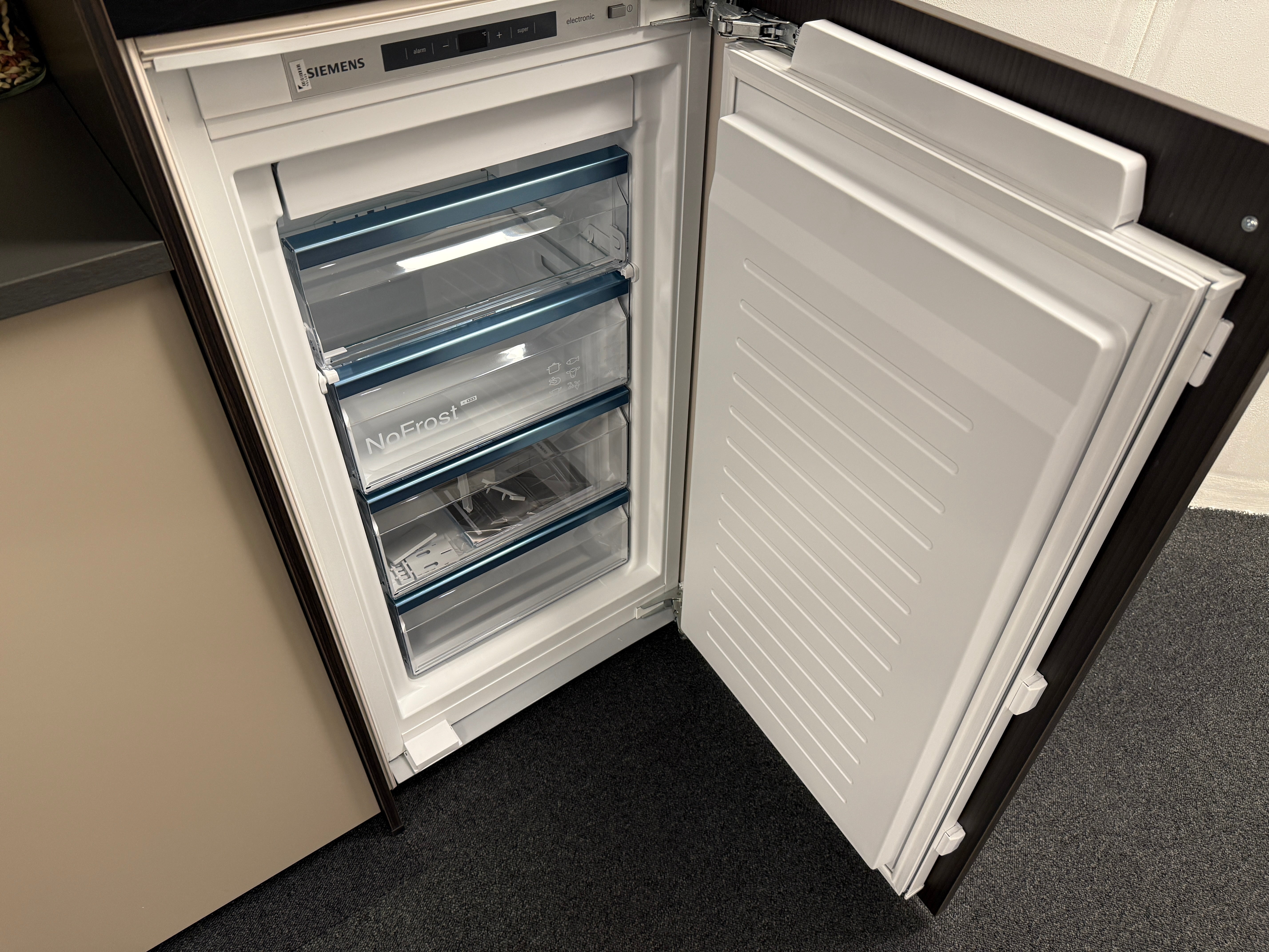 02020 - Rechte keuken in zwart houtnerflook