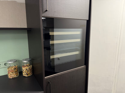 02020 - Rechte keuken in zwart houtnerflook