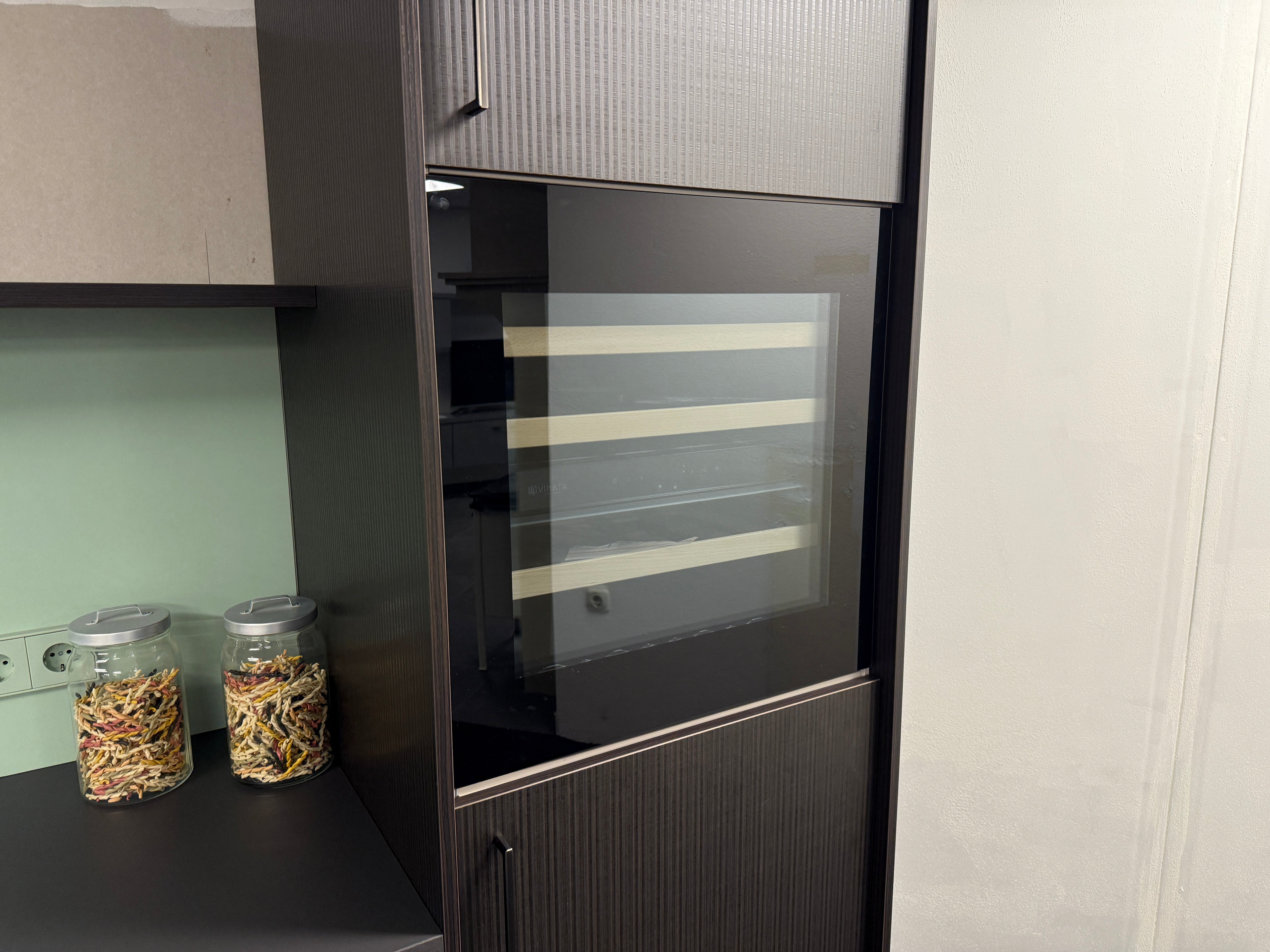 02020 - Rechte keuken in zwart houtnerflook