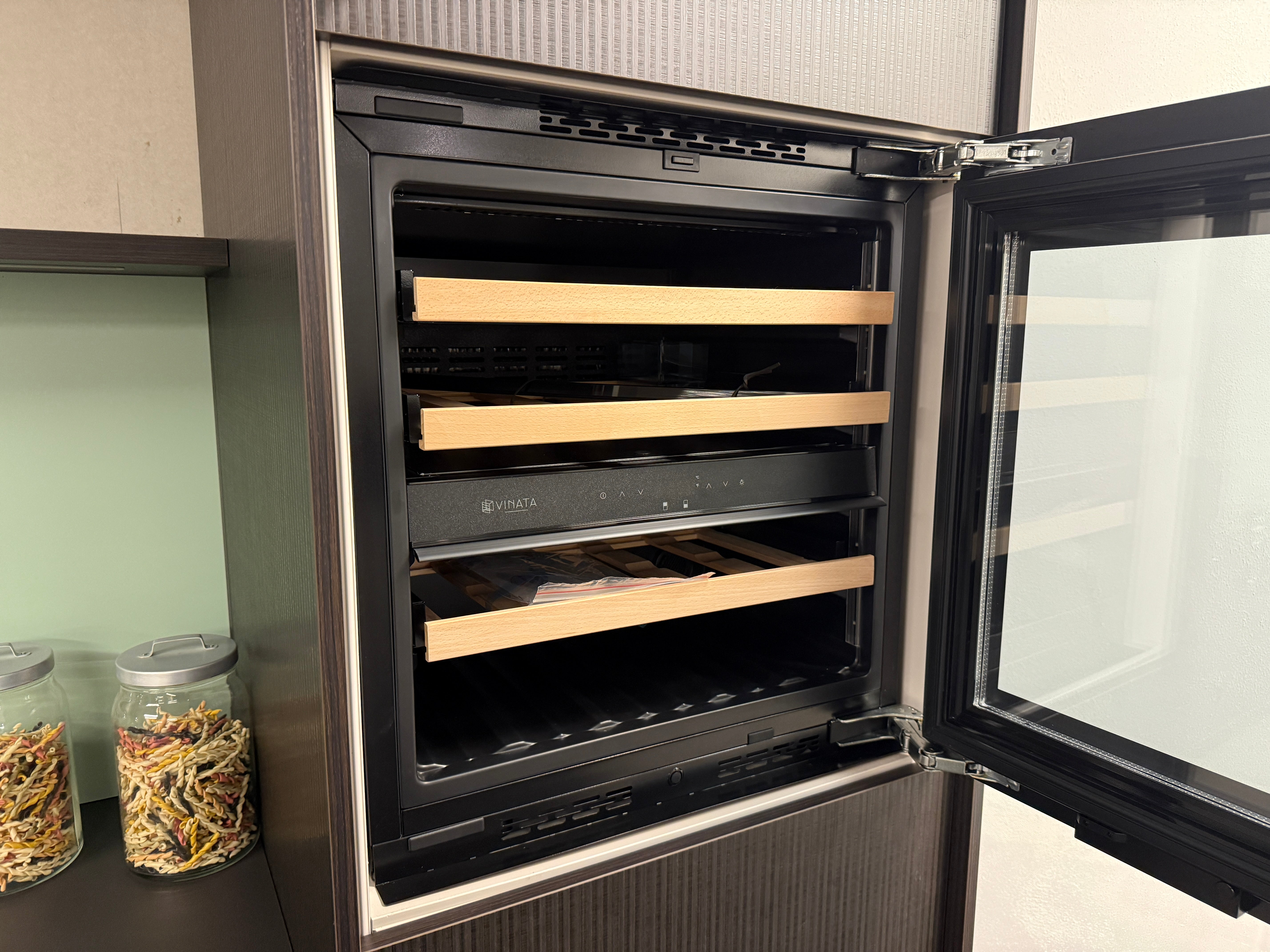 02020 - Rechte keuken in zwart houtnerflook