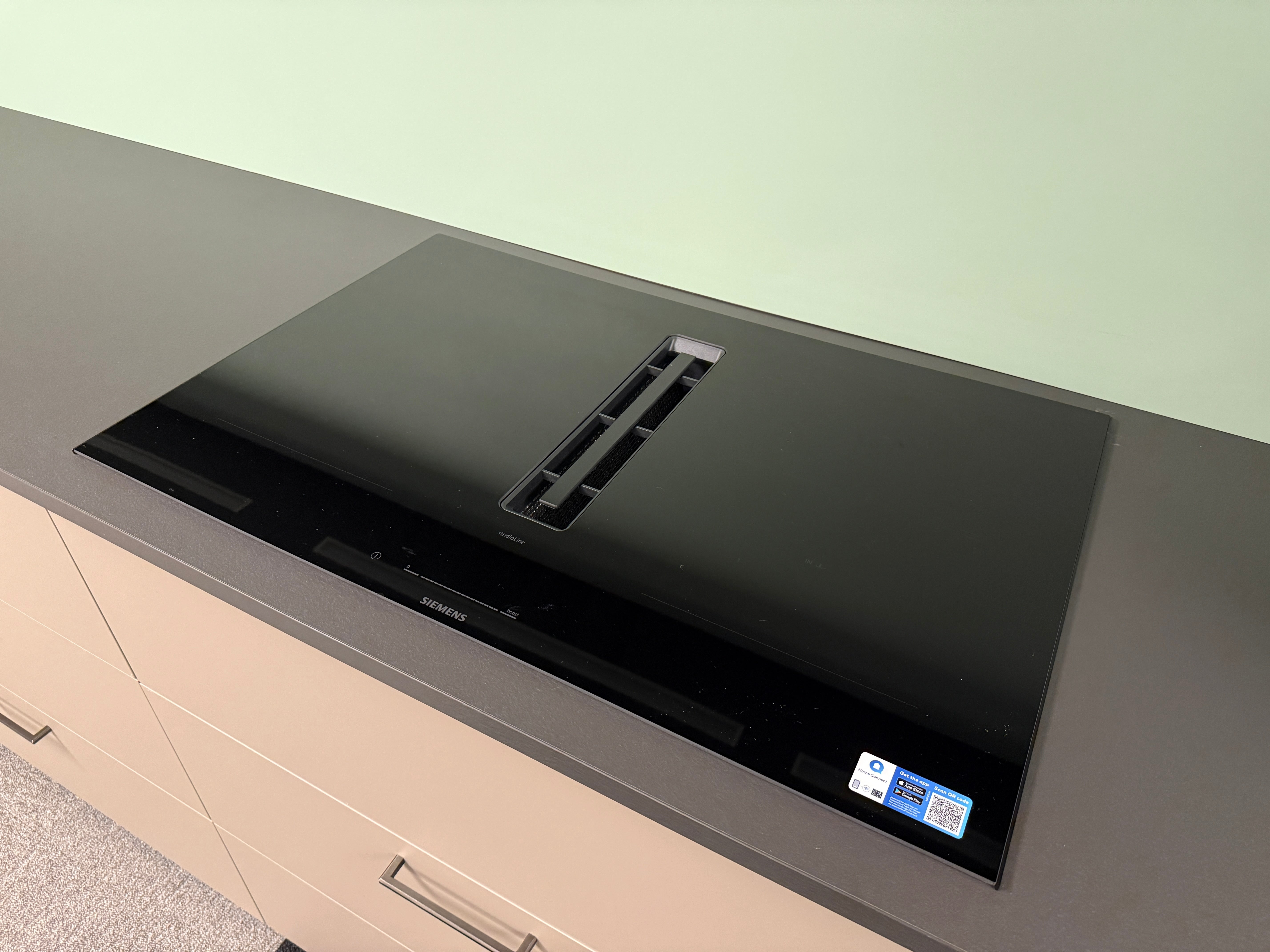 02020 - Rechte keuken in zwart houtnerflook