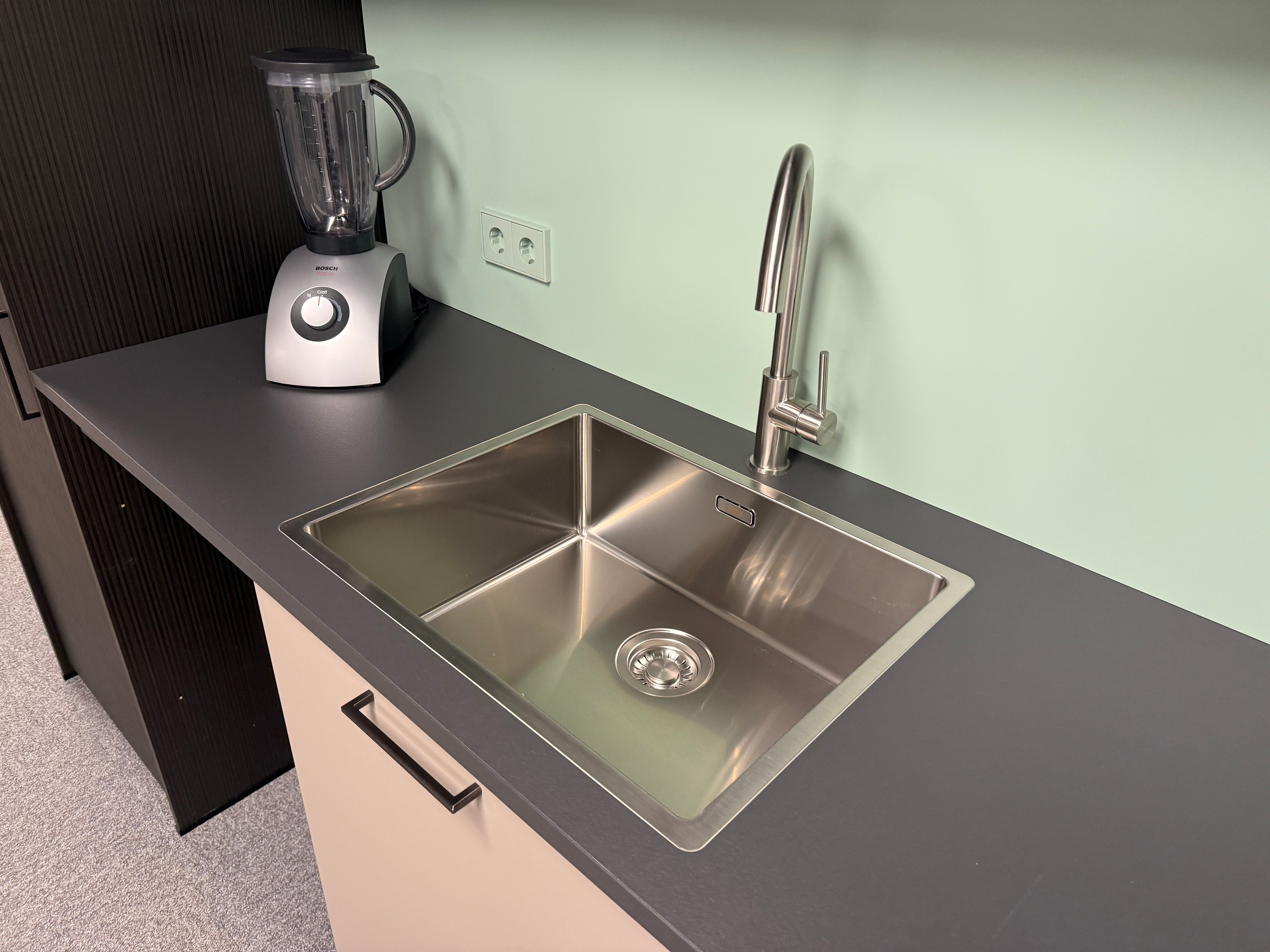 02020 - Rechte keuken in zwart houtnerflook