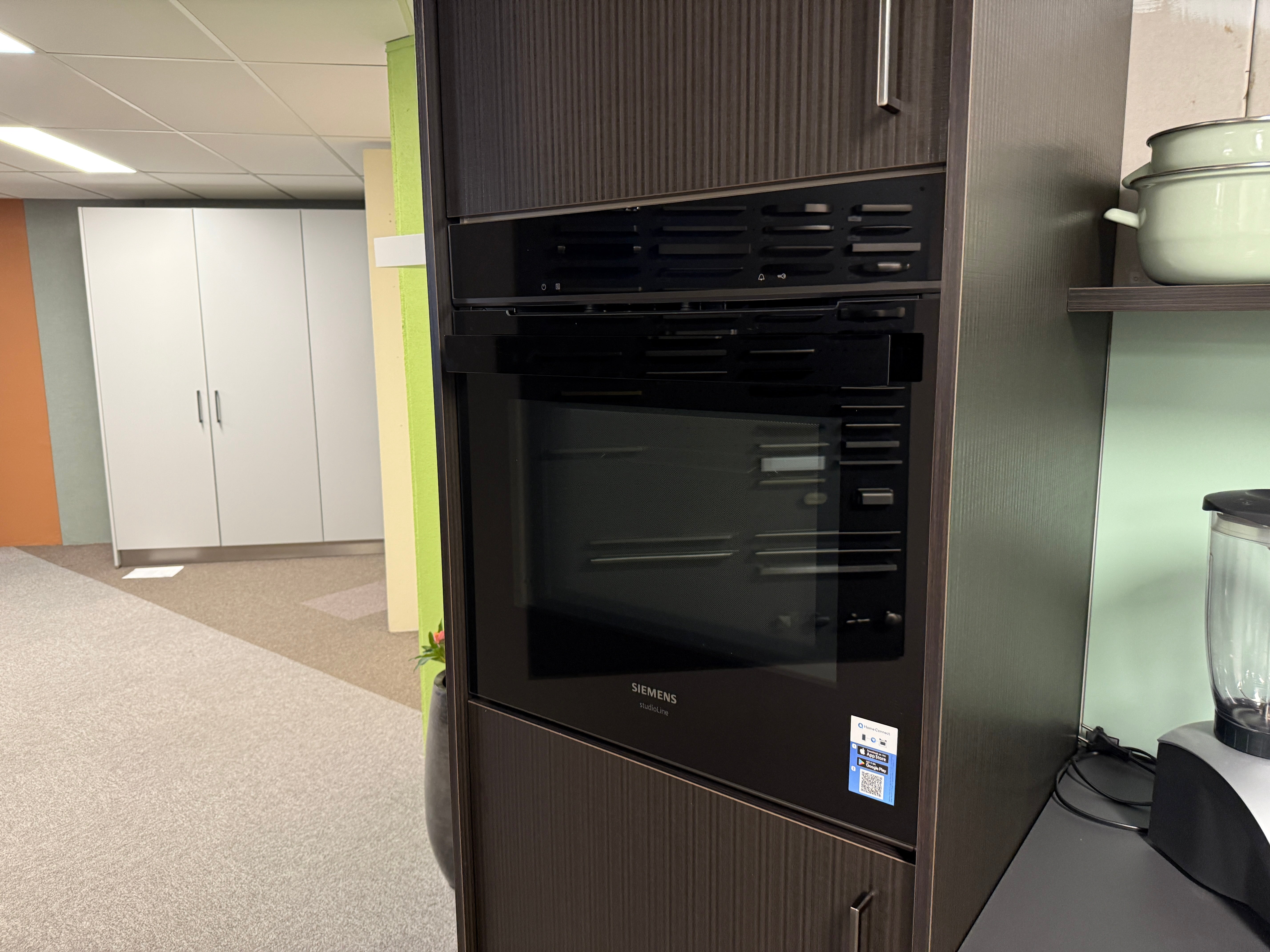 02020 - Rechte keuken in zwart houtnerflook