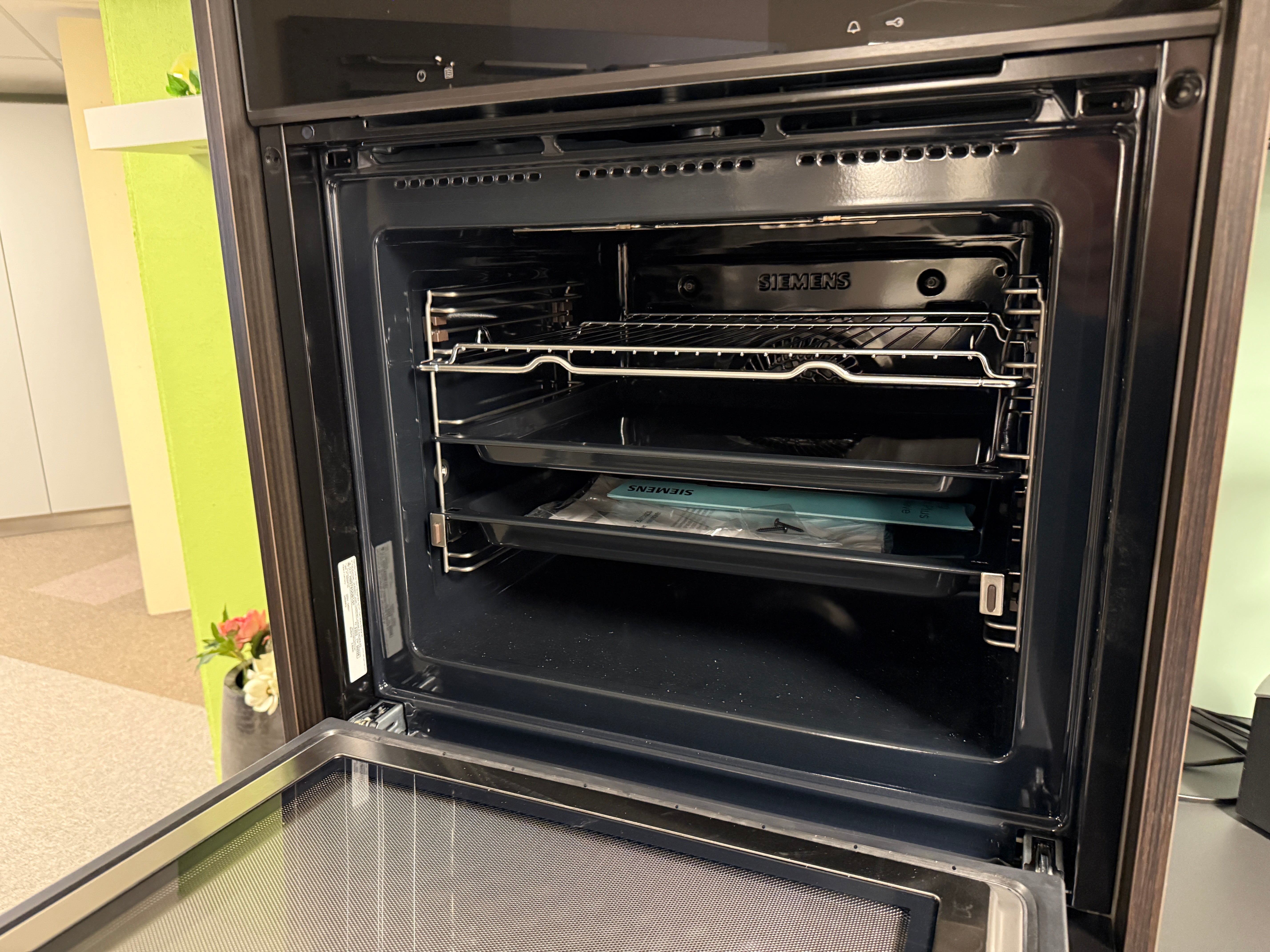 02020 - Rechte keuken in zwart houtnerflook
