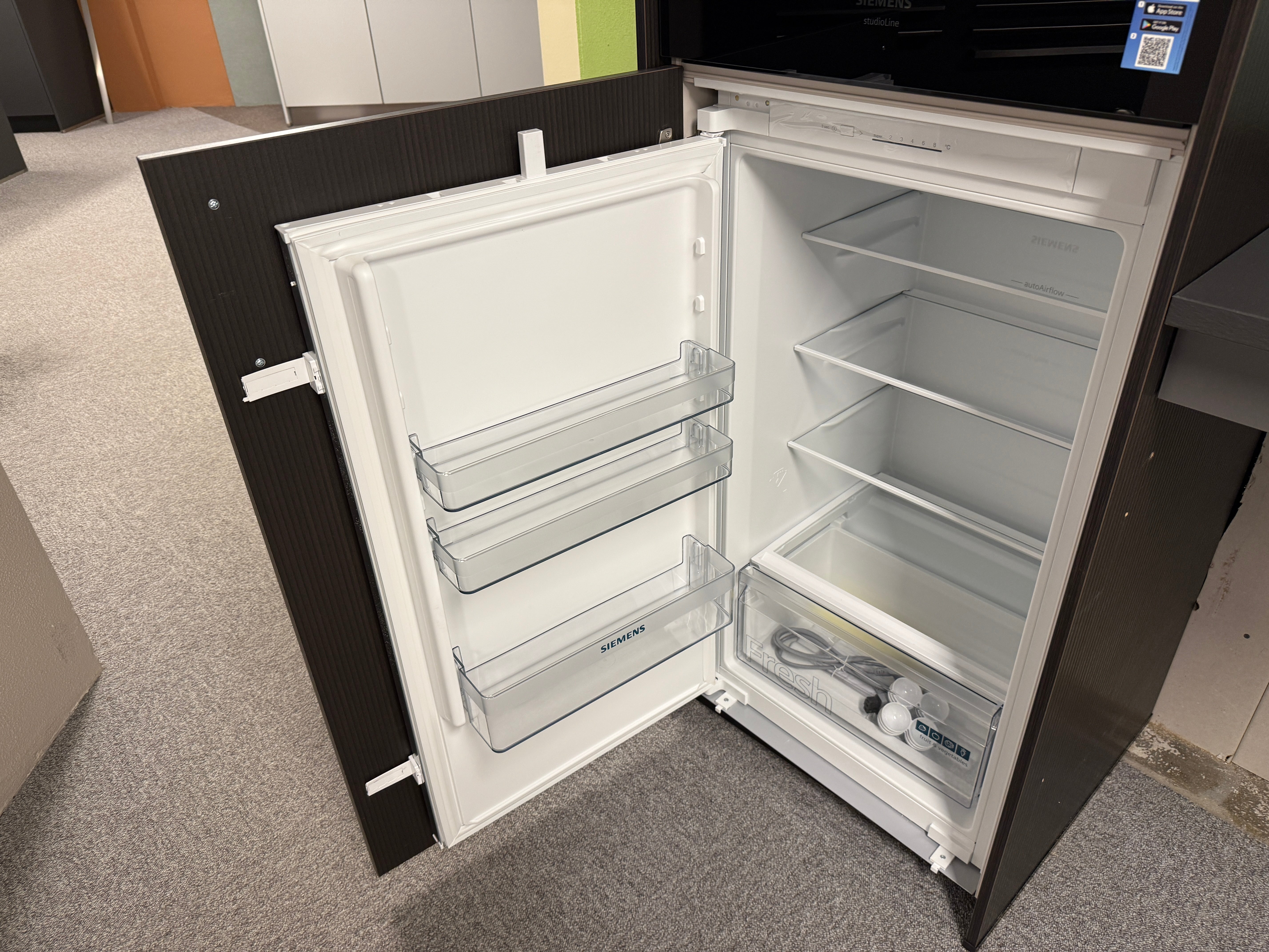 02020 - Rechte keuken in zwart houtnerflook