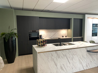 01736 - Eilandkeuken met tafel