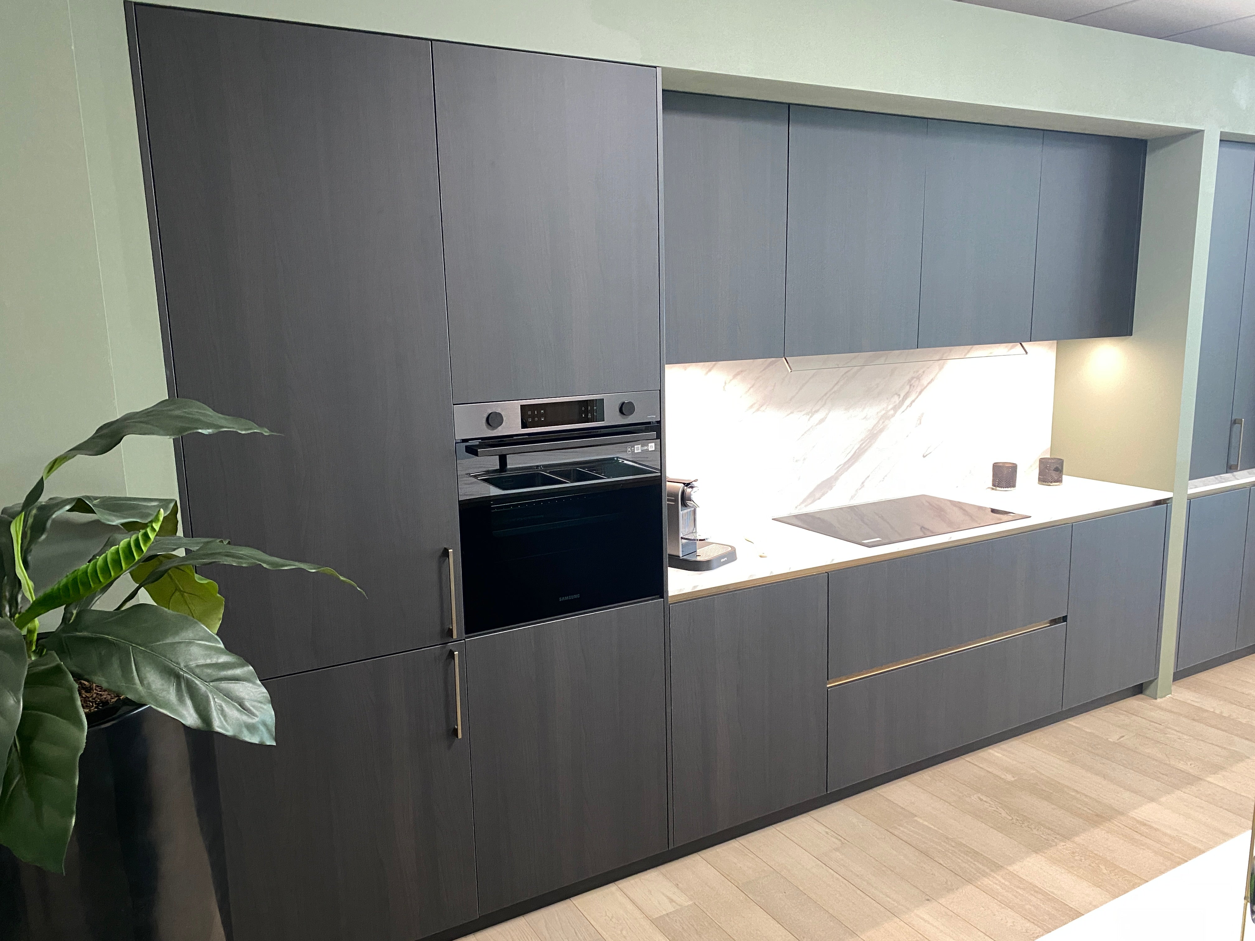 01736 - Eilandkeuken met tafel