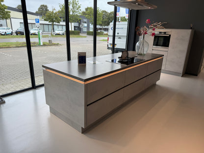 02356 - Grijs betonlook eilandkeuken