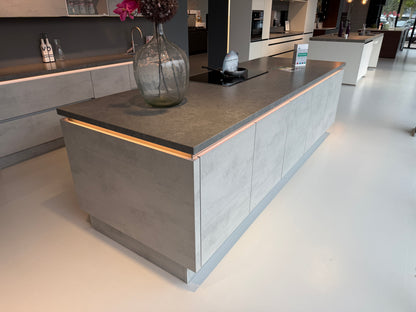 02356 - Grijs betonlook eilandkeuken