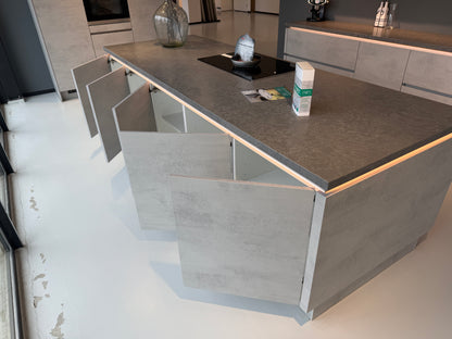 02356 - Grijs betonlook eilandkeuken