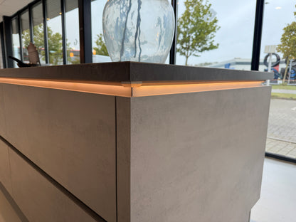 02356 - Grijs betonlook eilandkeuken