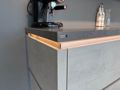 02356 - Grijs betonlook eilandkeuken