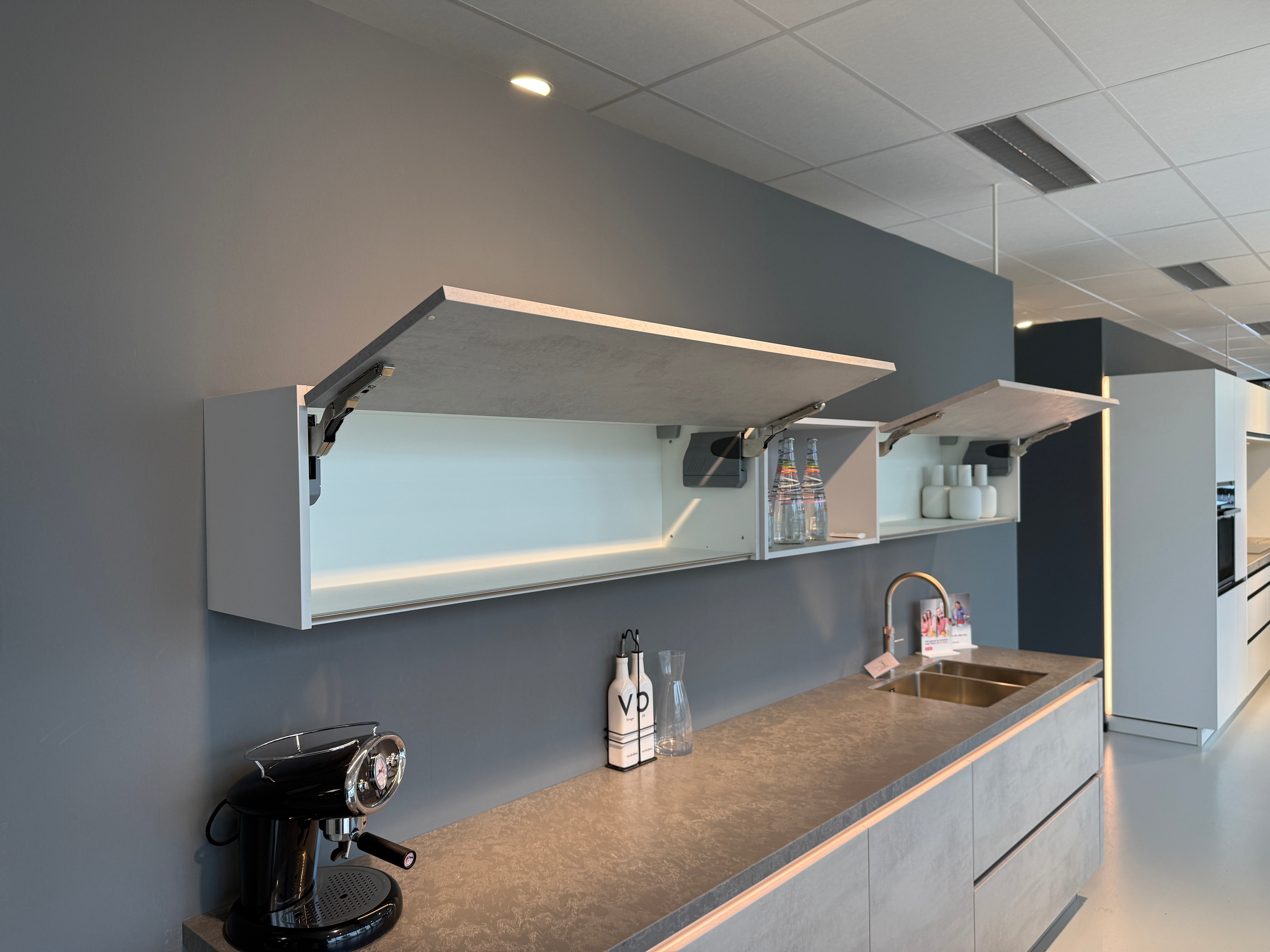 02356 - Grijs betonlook eilandkeuken