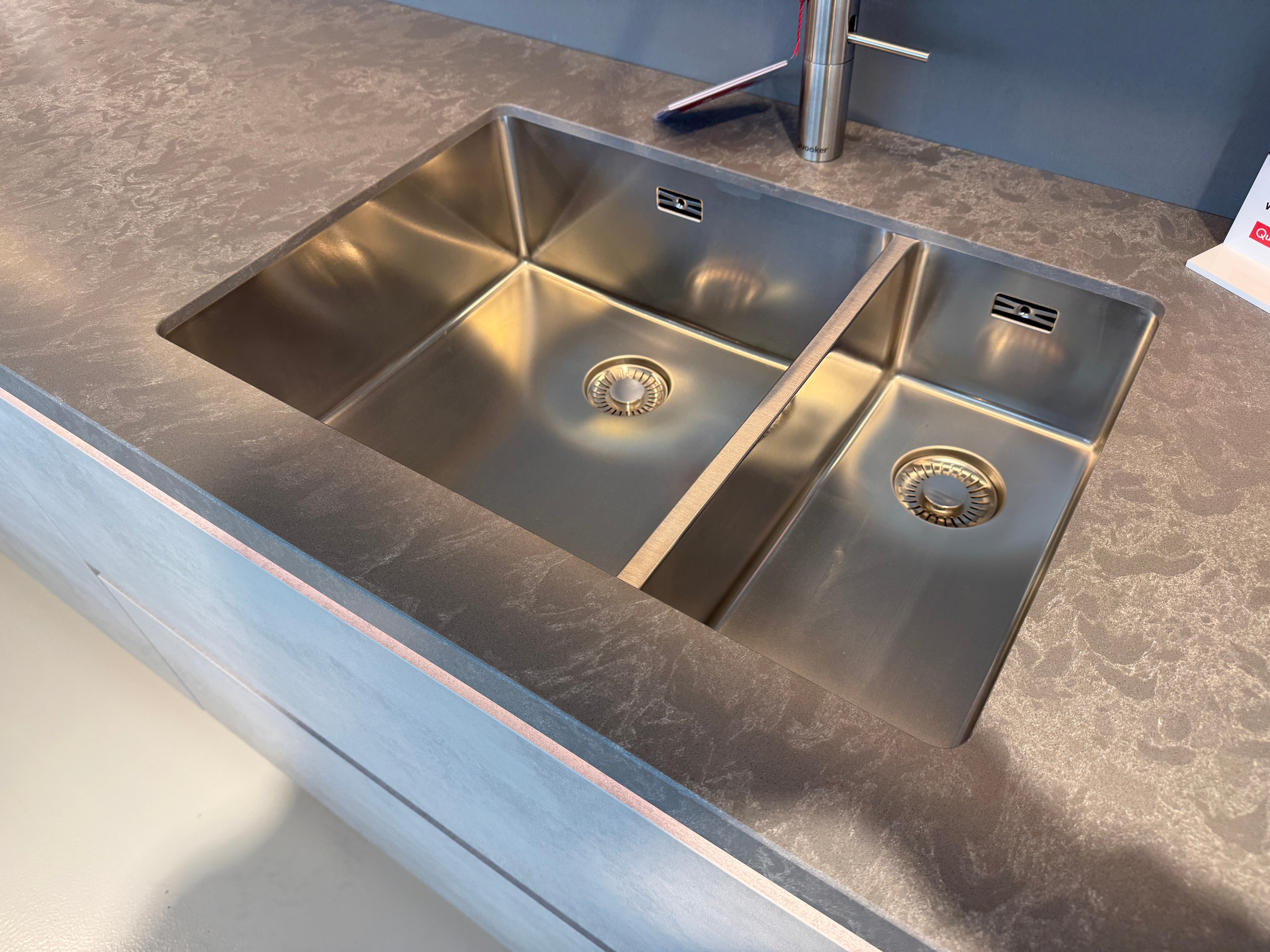 02356 - Grijs betonlook eilandkeuken