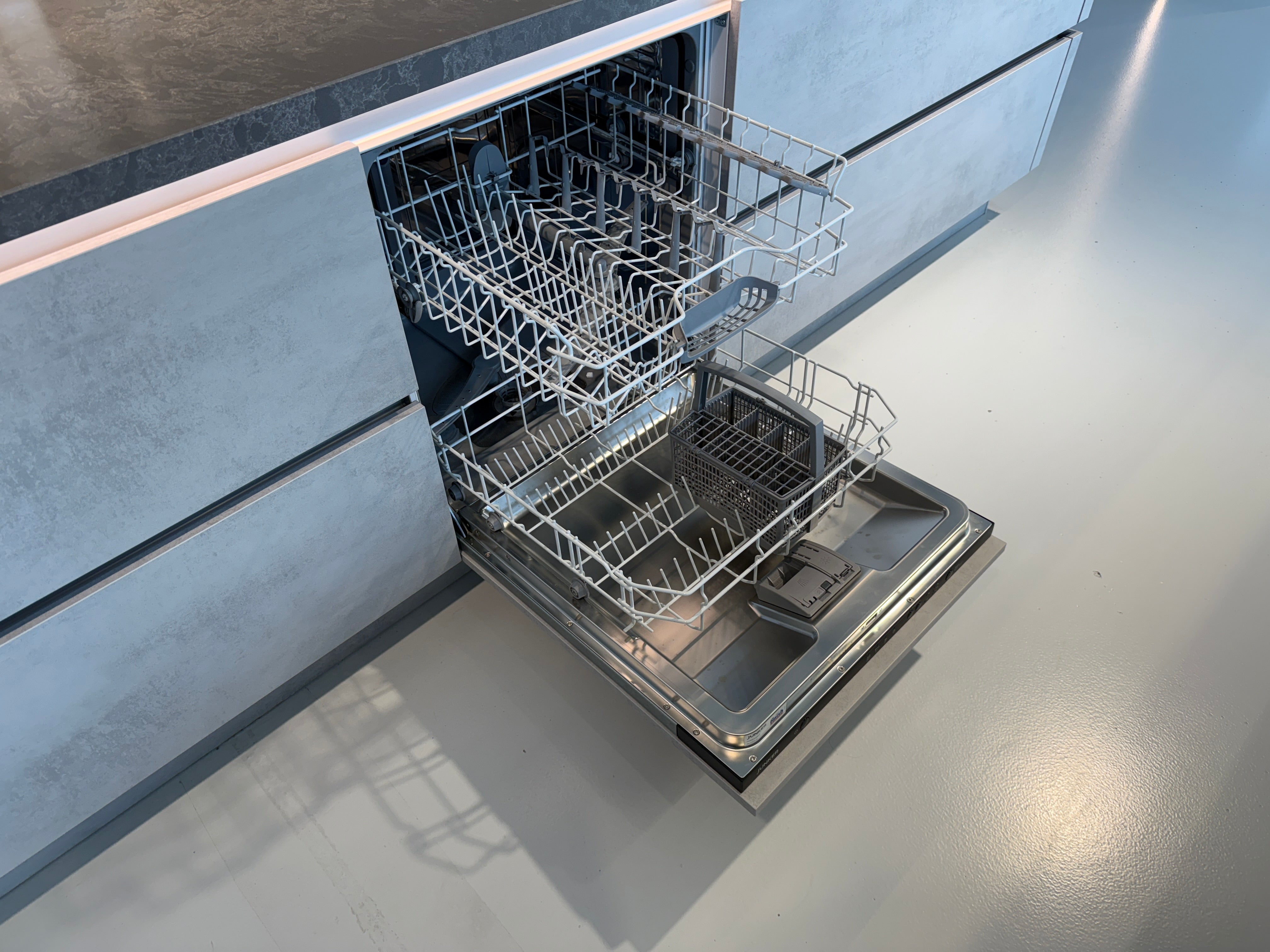 02356 - Grijs betonlook eilandkeuken