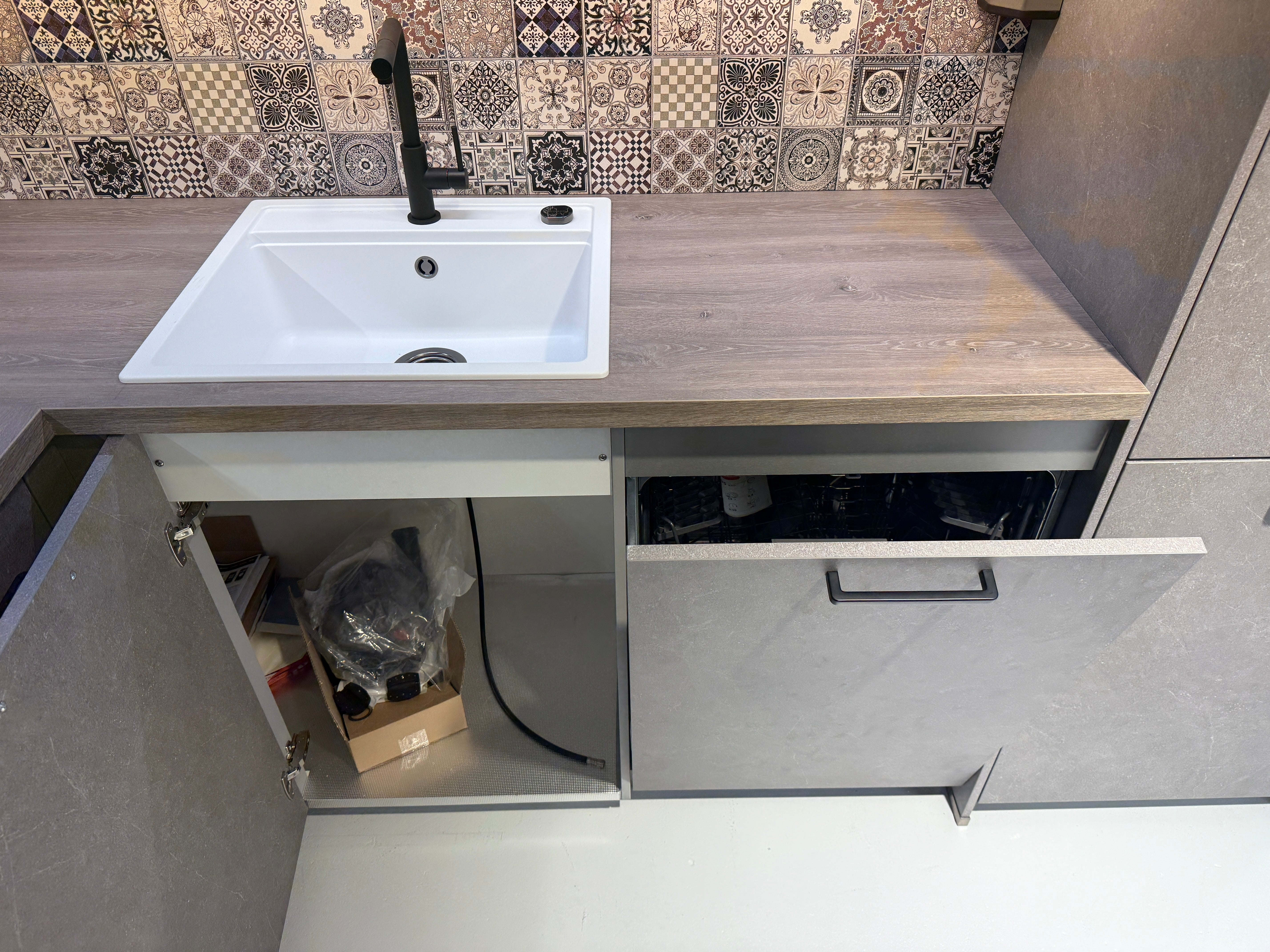 02374 - Grijze Nobilia keuken