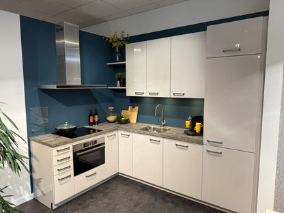 02556 - Hoogglans witte hoekkeuken