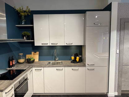 02556 - Hoogglans witte hoekkeuken