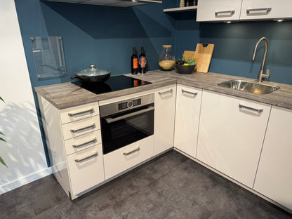 02556 - Hoogglans witte hoekkeuken