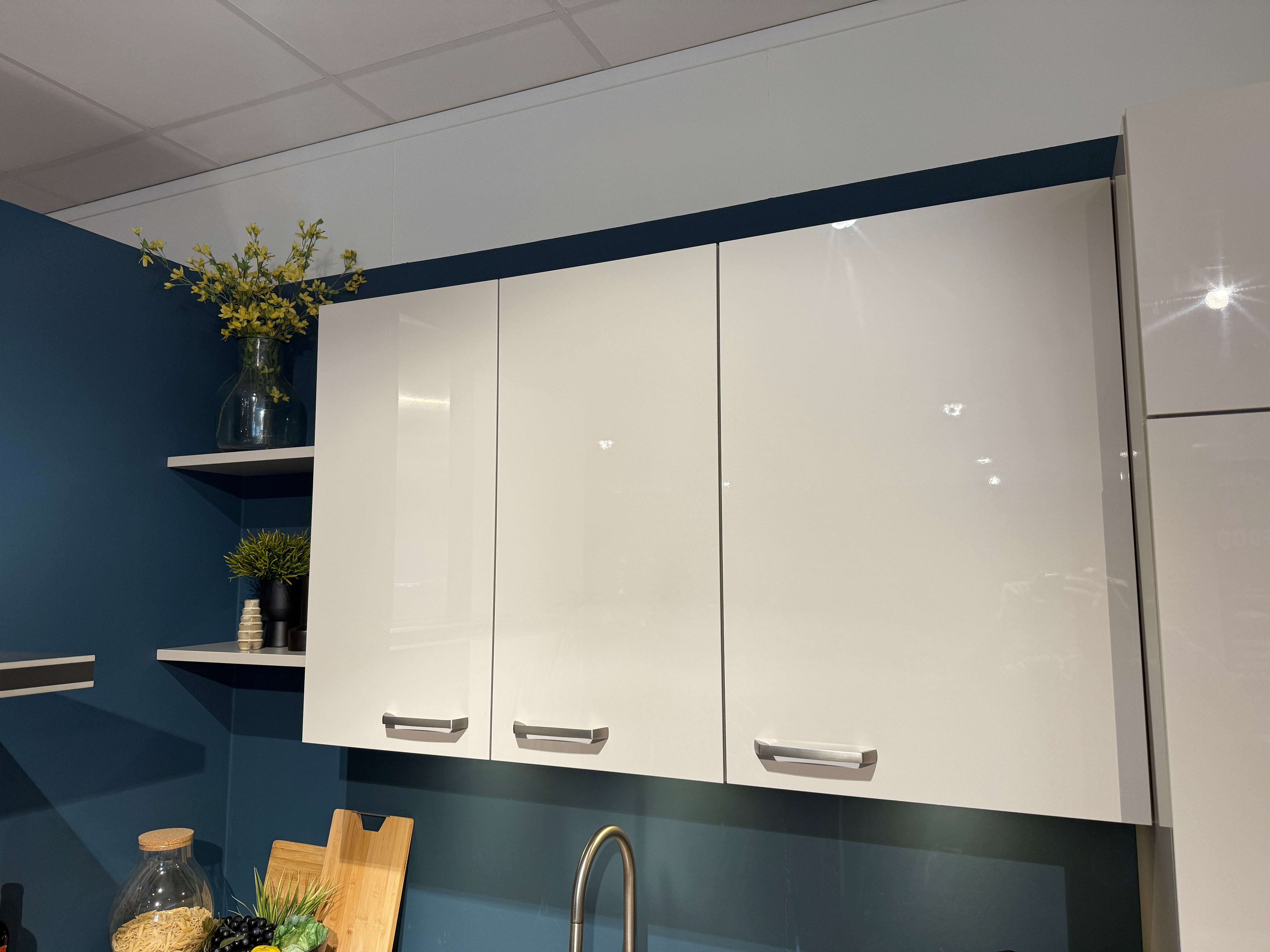 02556 - Hoogglans witte hoekkeuken