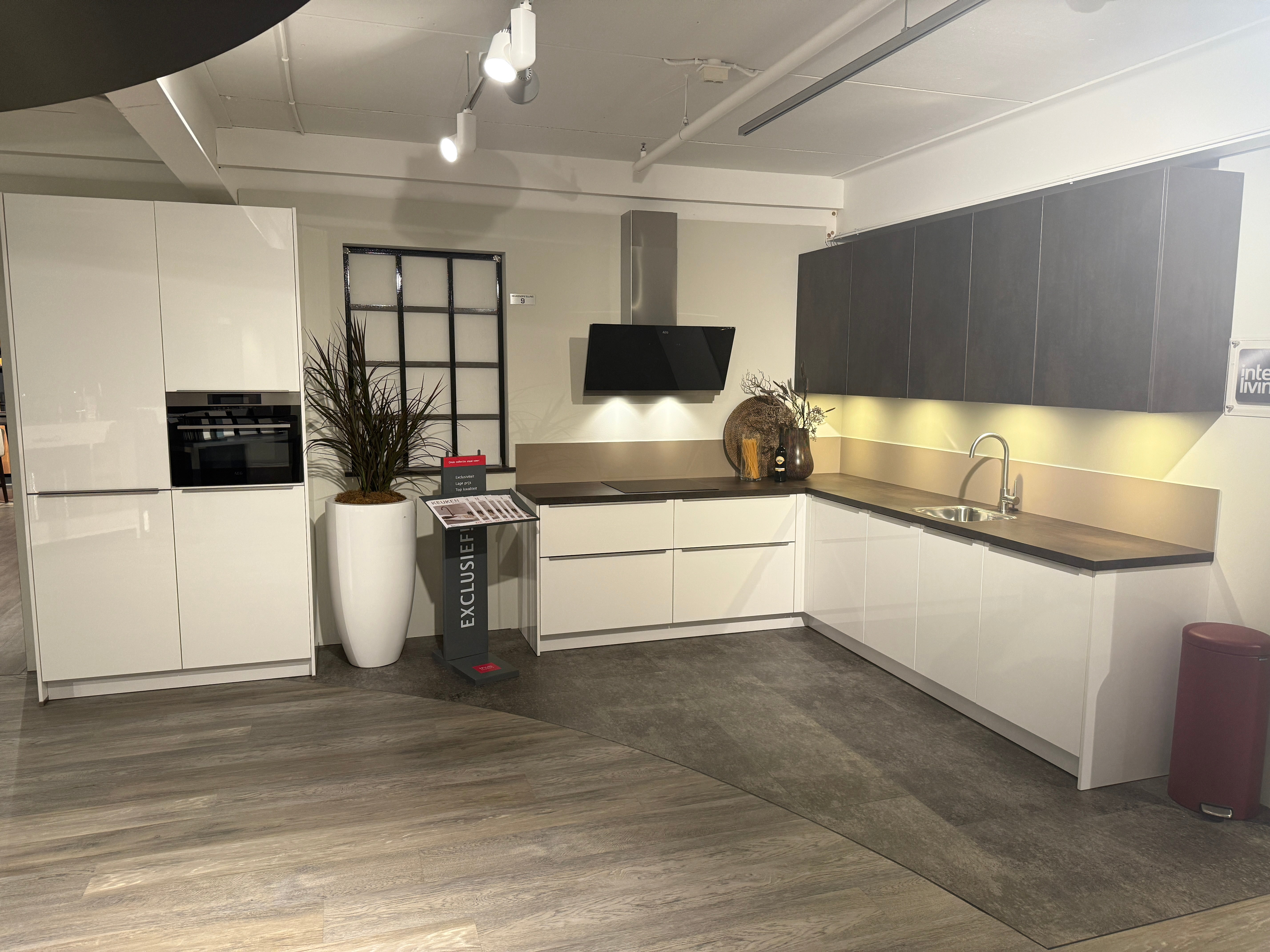 02584 - Nolte hoekkeuken met kastenwand