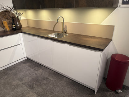 02584 - Nolte hoekkeuken met kastenwand