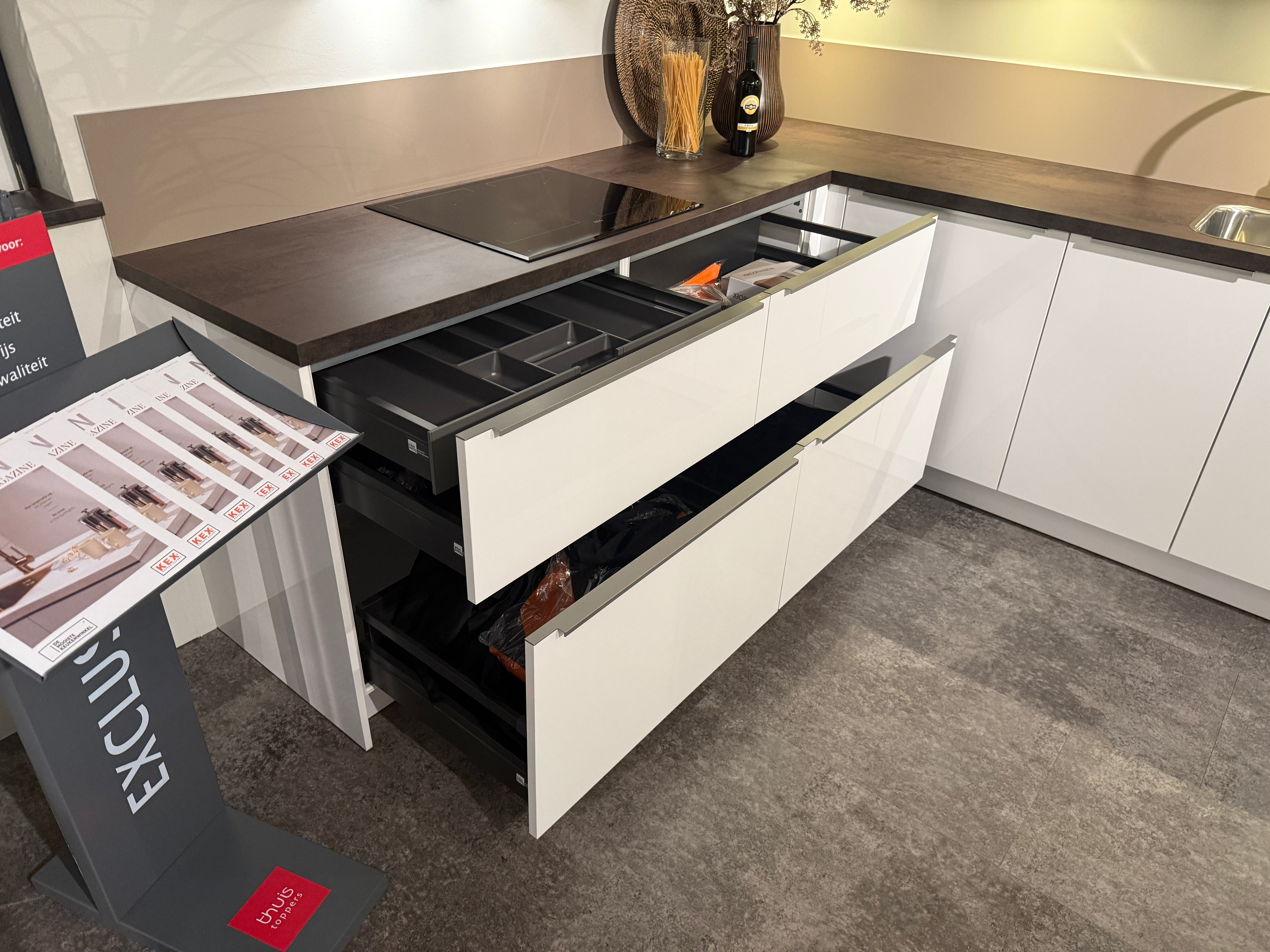 02584 - Nolte hoekkeuken met kastenwand