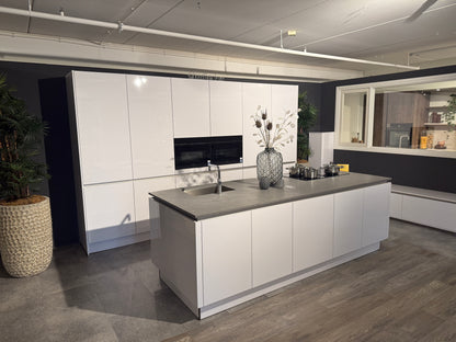 02588 - Hoogglans witte eilandkeuken