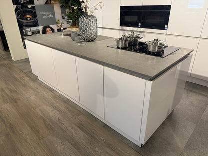 02588 - Hoogglans witte eilandkeuken