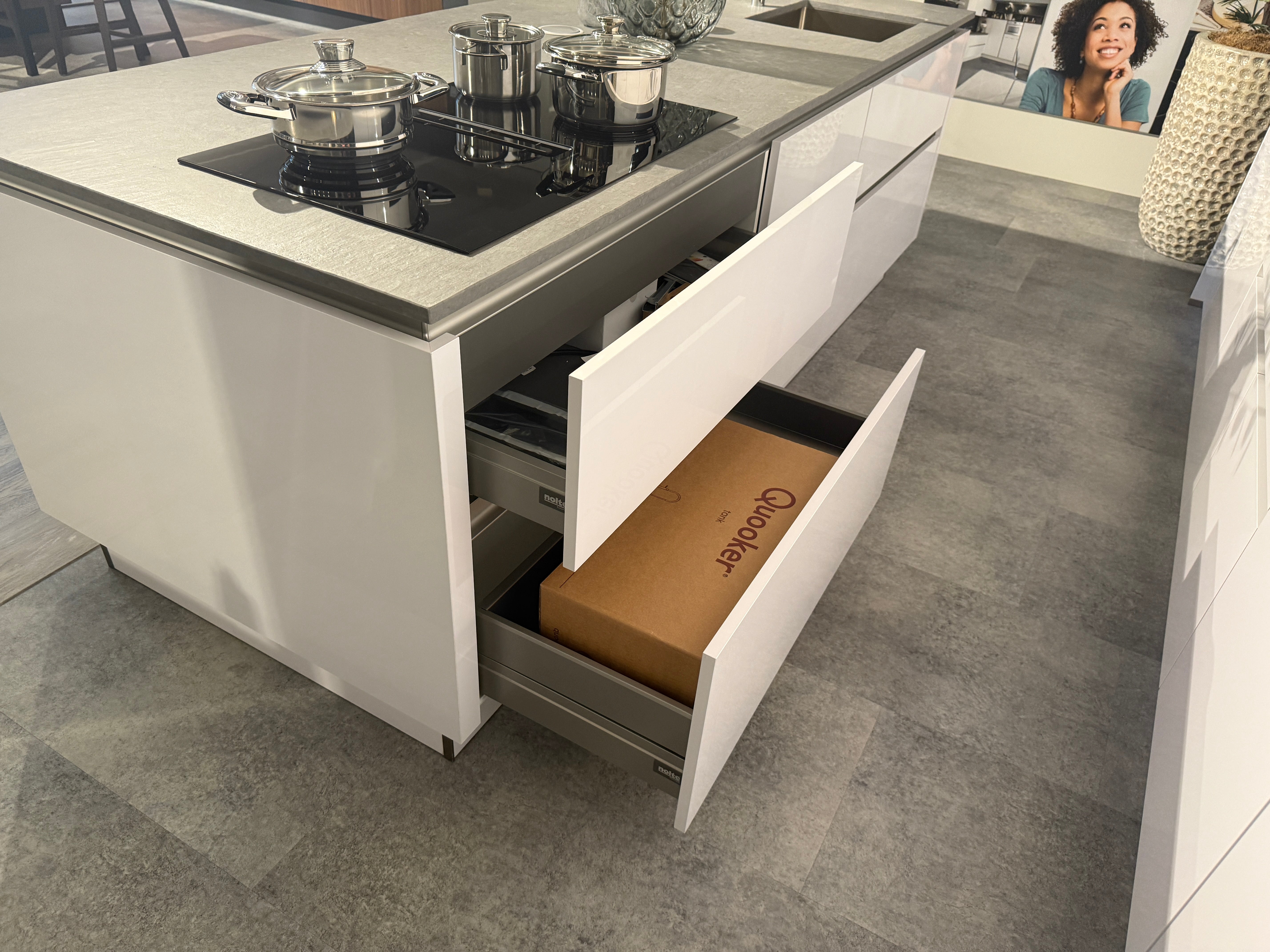 02588 - Hoogglans witte eilandkeuken