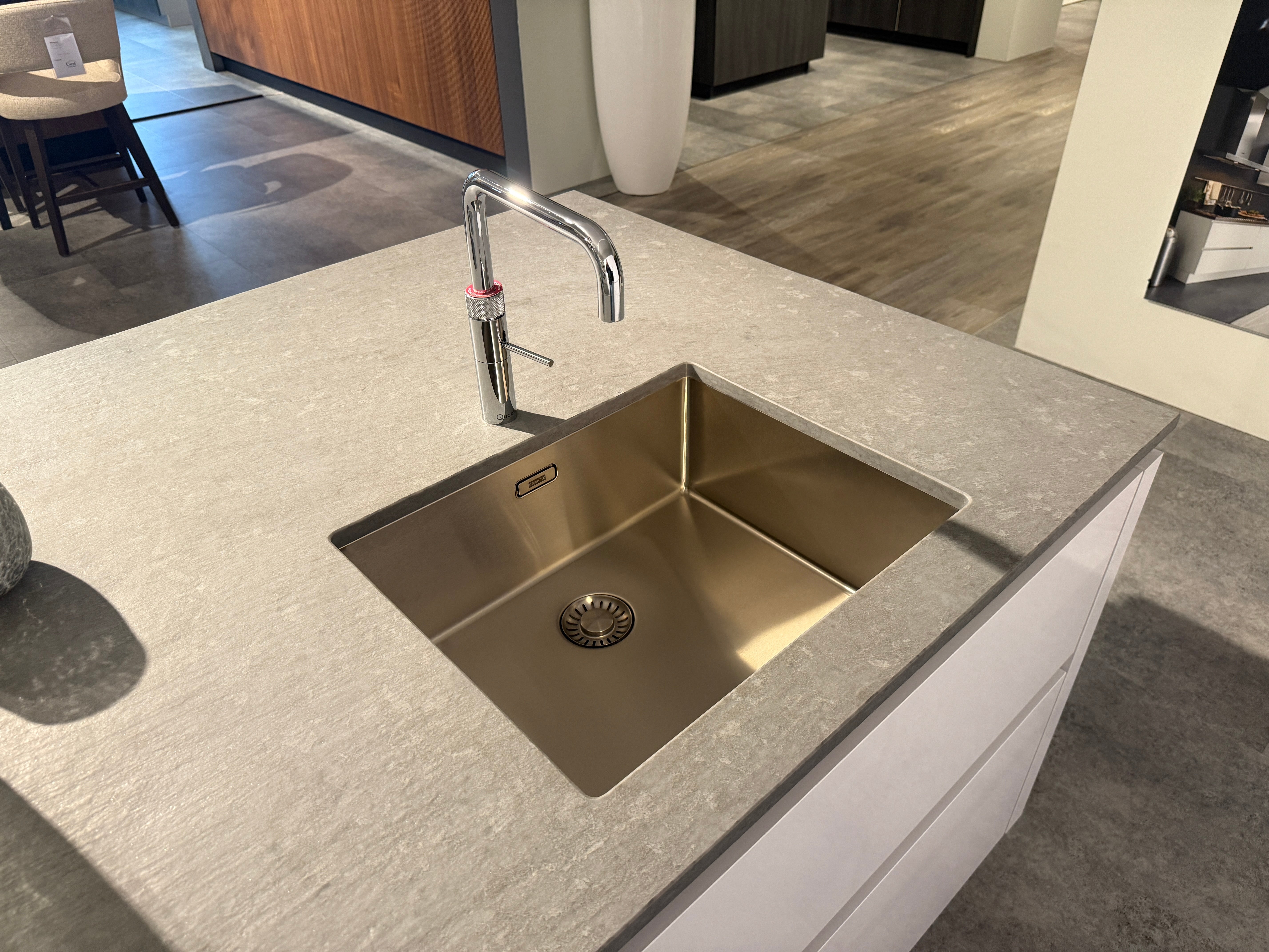 02588 - Hoogglans witte eilandkeuken