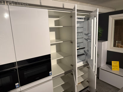 02588 - Hoogglans witte eilandkeuken