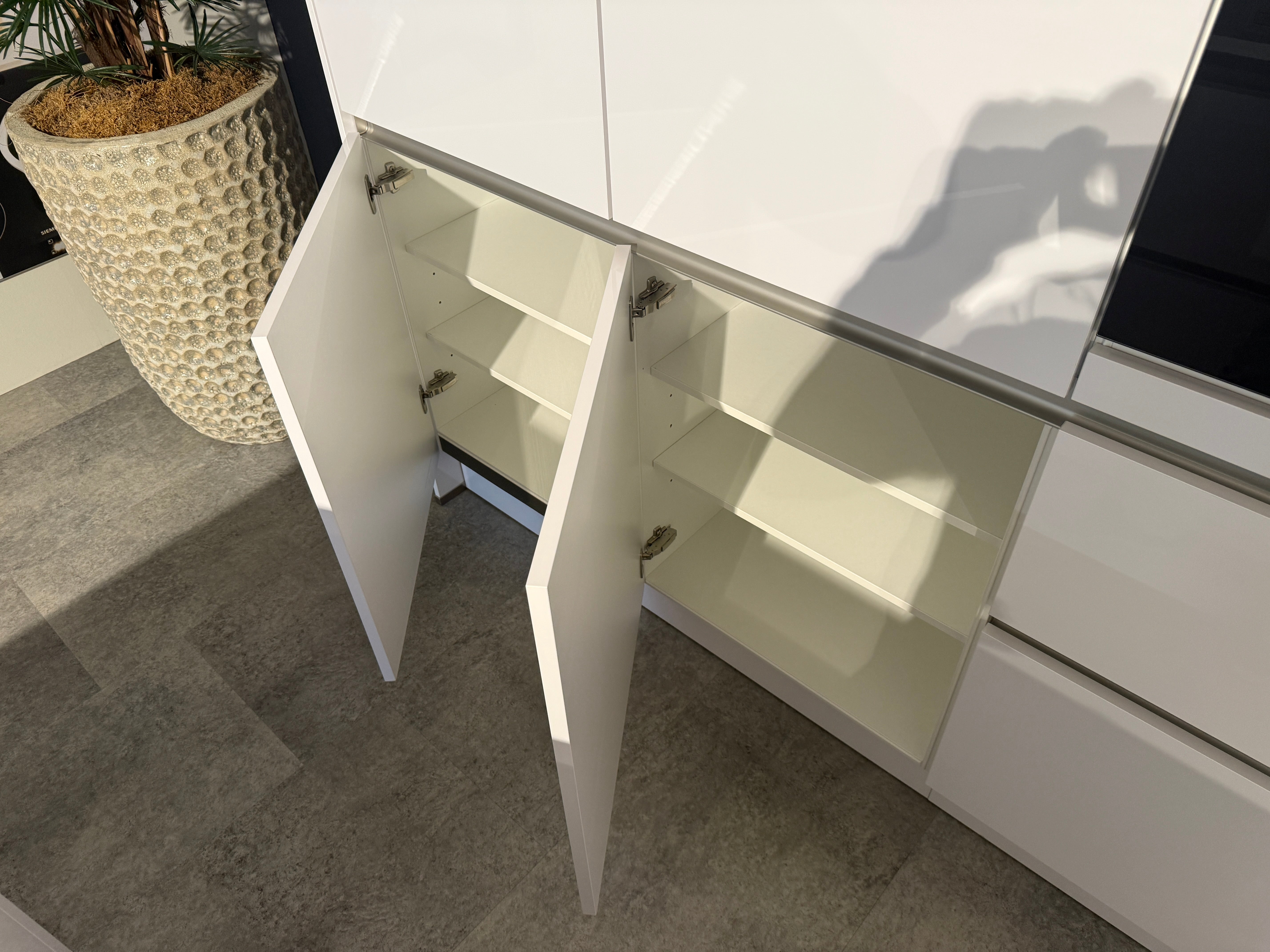 02588 - Hoogglans witte eilandkeuken