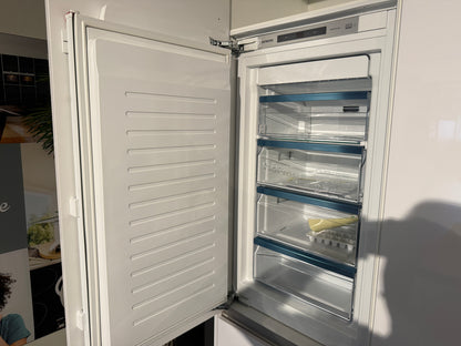 02588 - Hoogglans witte eilandkeuken