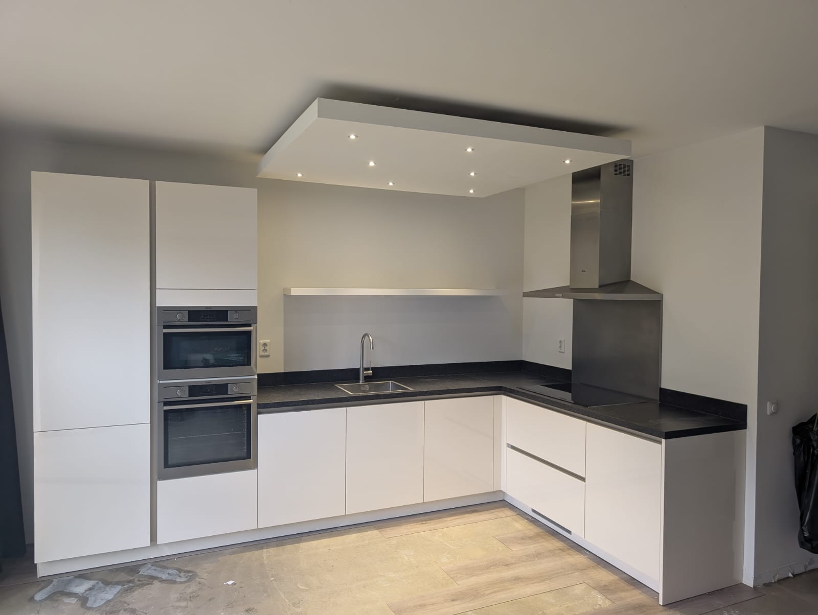 02294 - Witte Siematic hoekkeuken