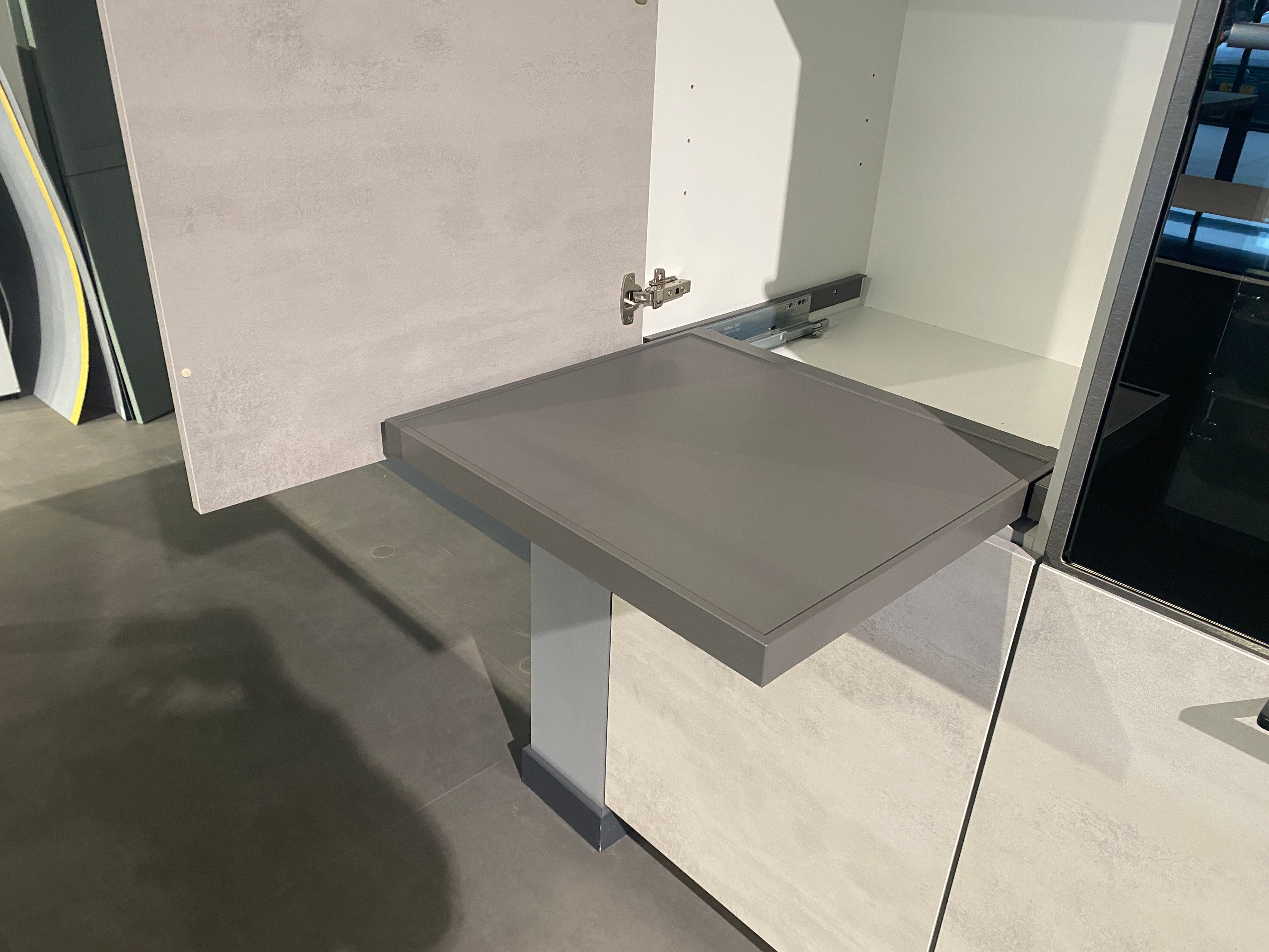 02646 - Grijze eilandkeuken met bar