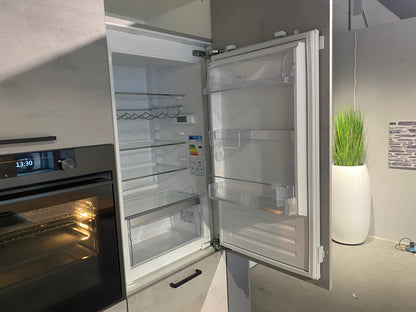 02646 - Grijze eilandkeuken met bar