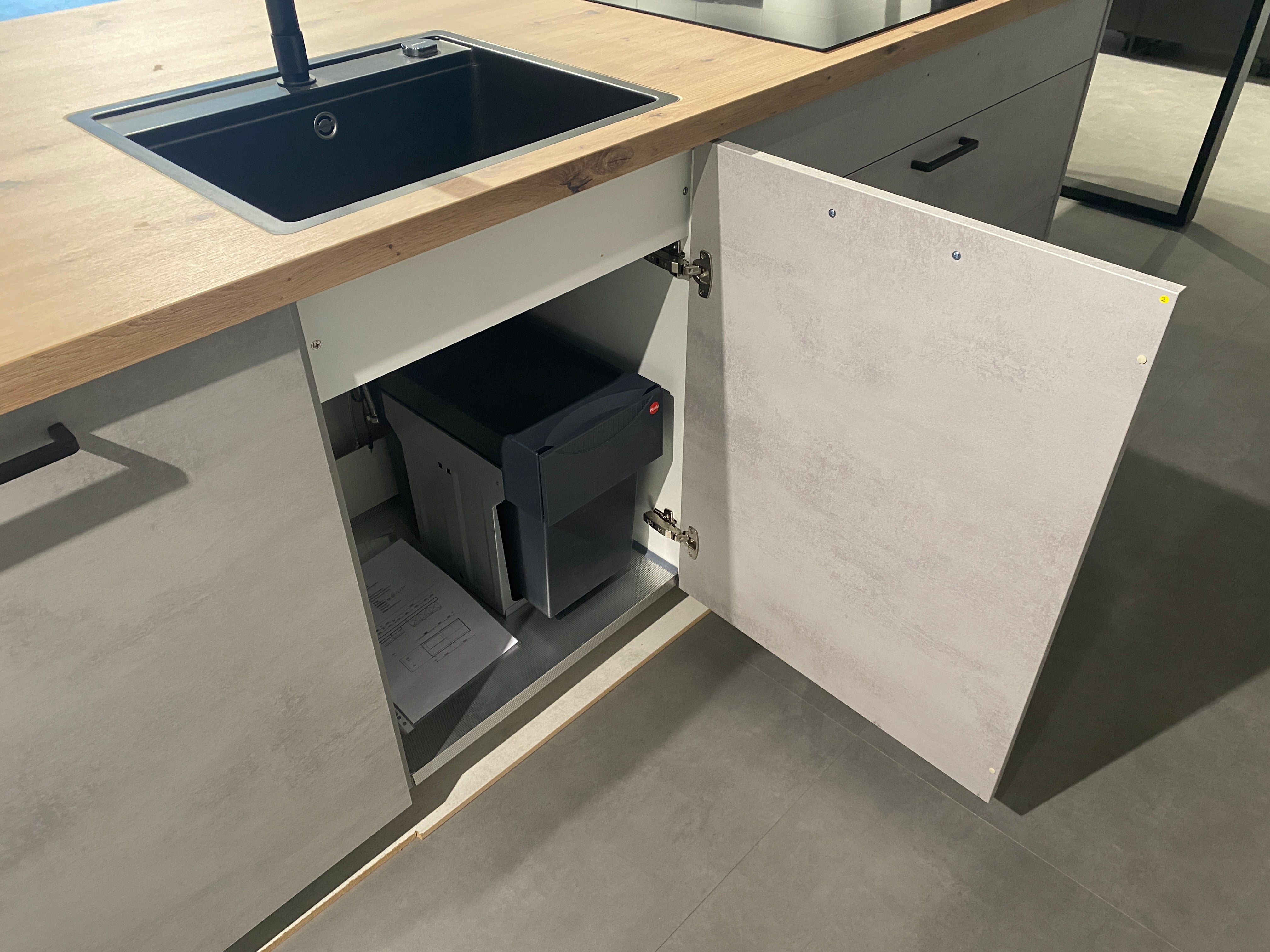 02646 - Grijze eilandkeuken met bar