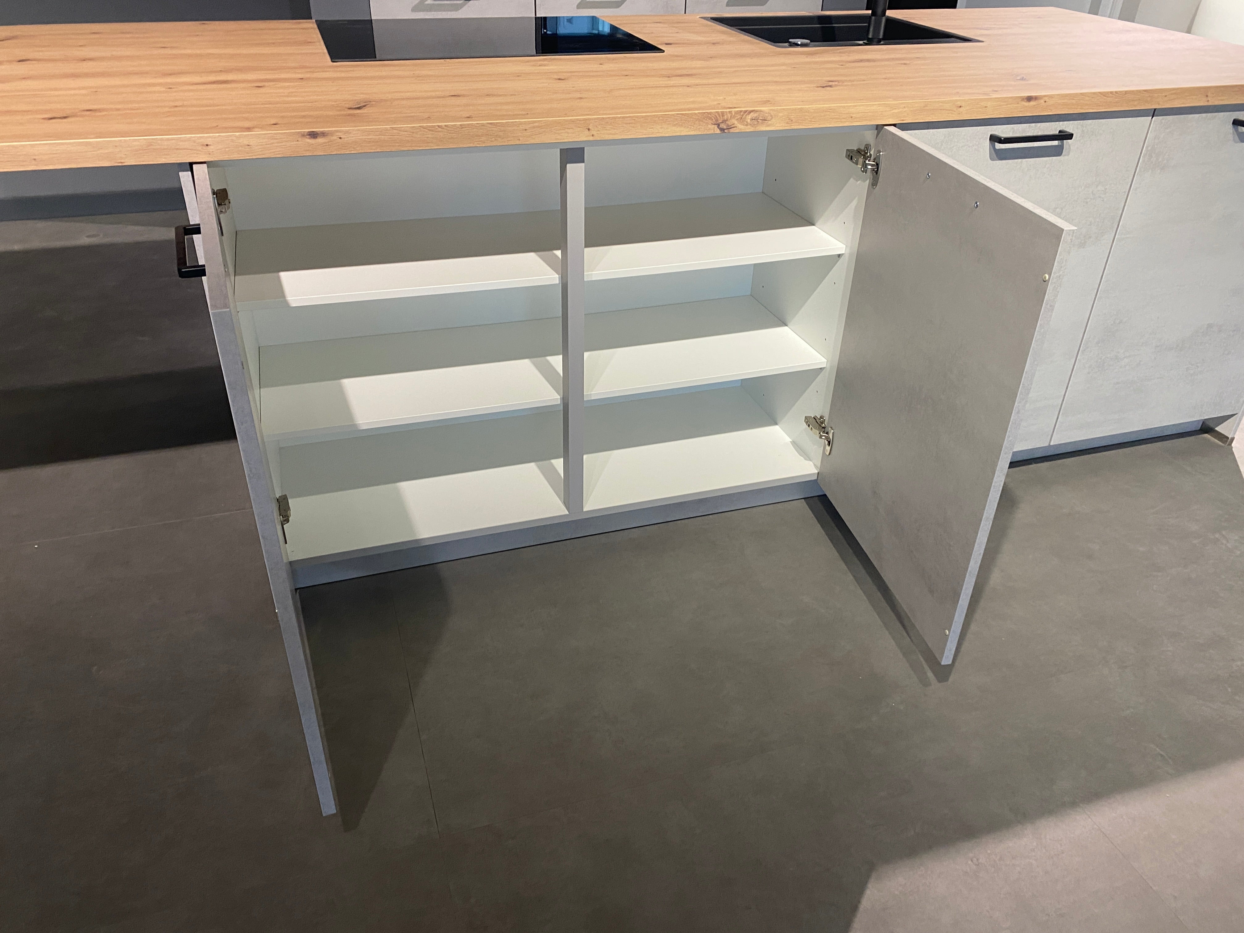 02646 - Grijze eilandkeuken met bar