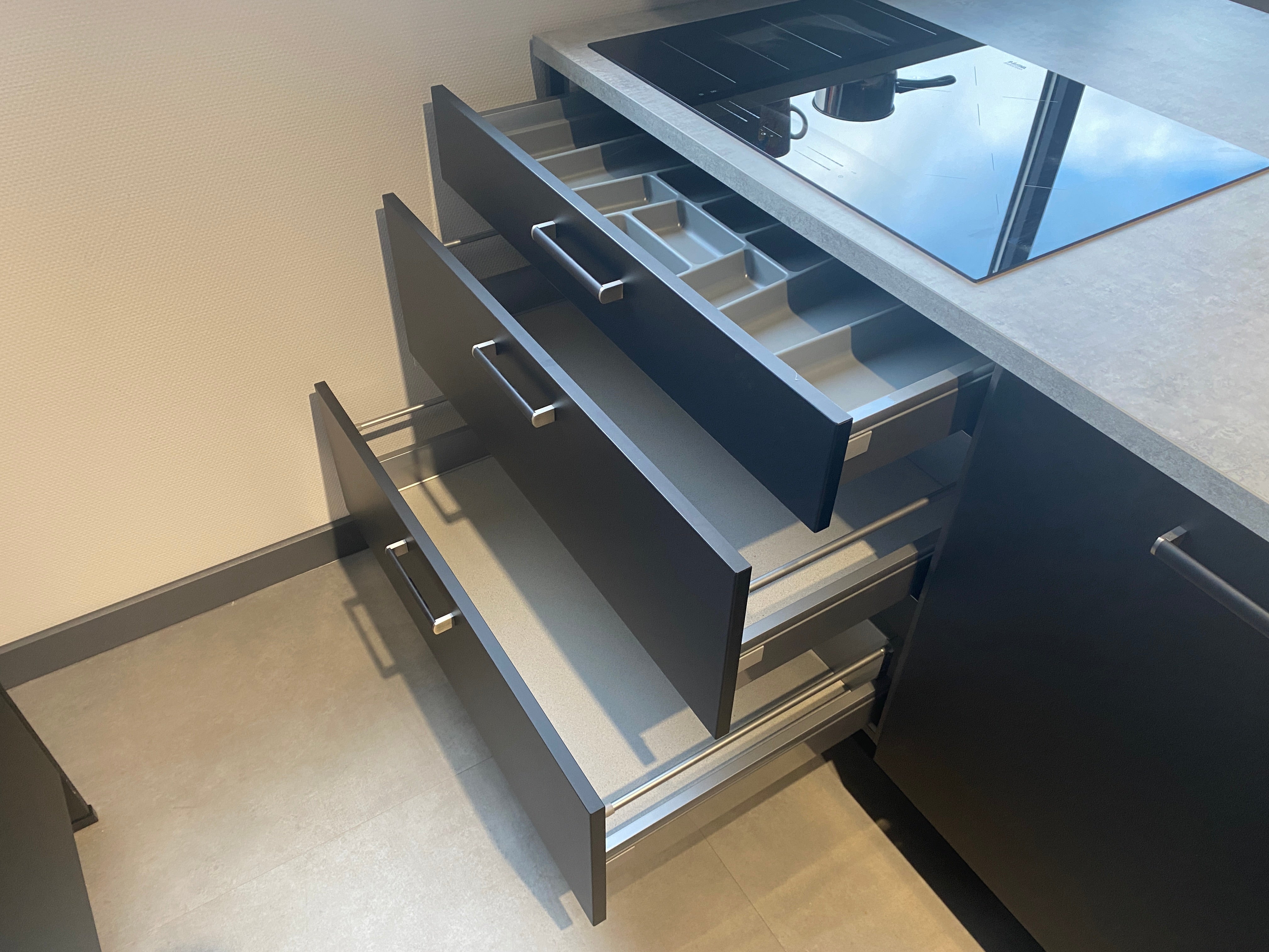 02650 - Laklaminaat zwarte eilandkeuken