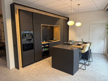 02718 - Luxe mat zwarte eilandkeuken met bar