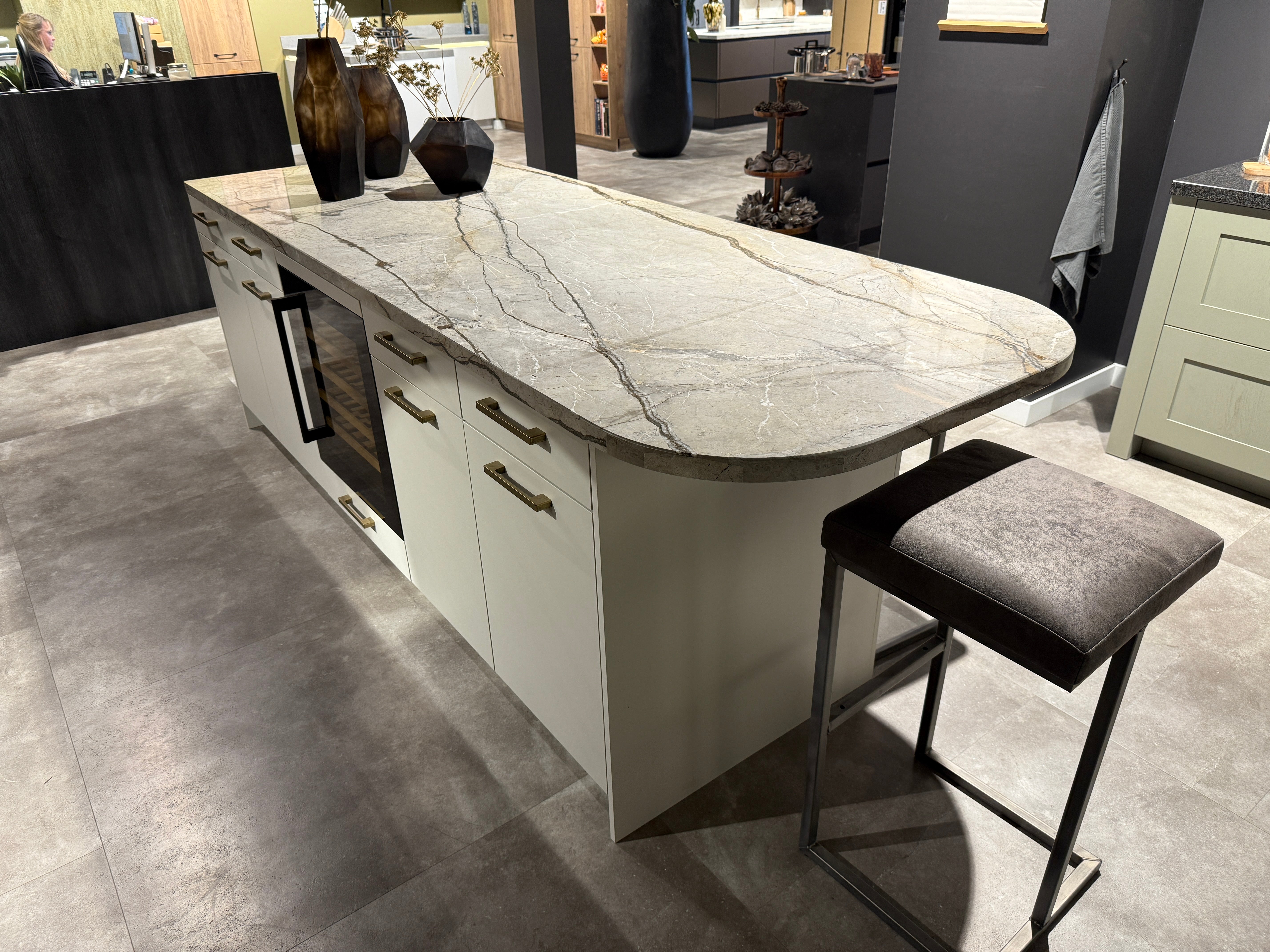 02568 - Los eiland met marmer blad