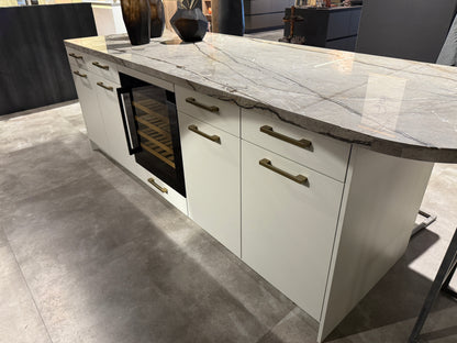 02568 - Los eiland met marmer blad