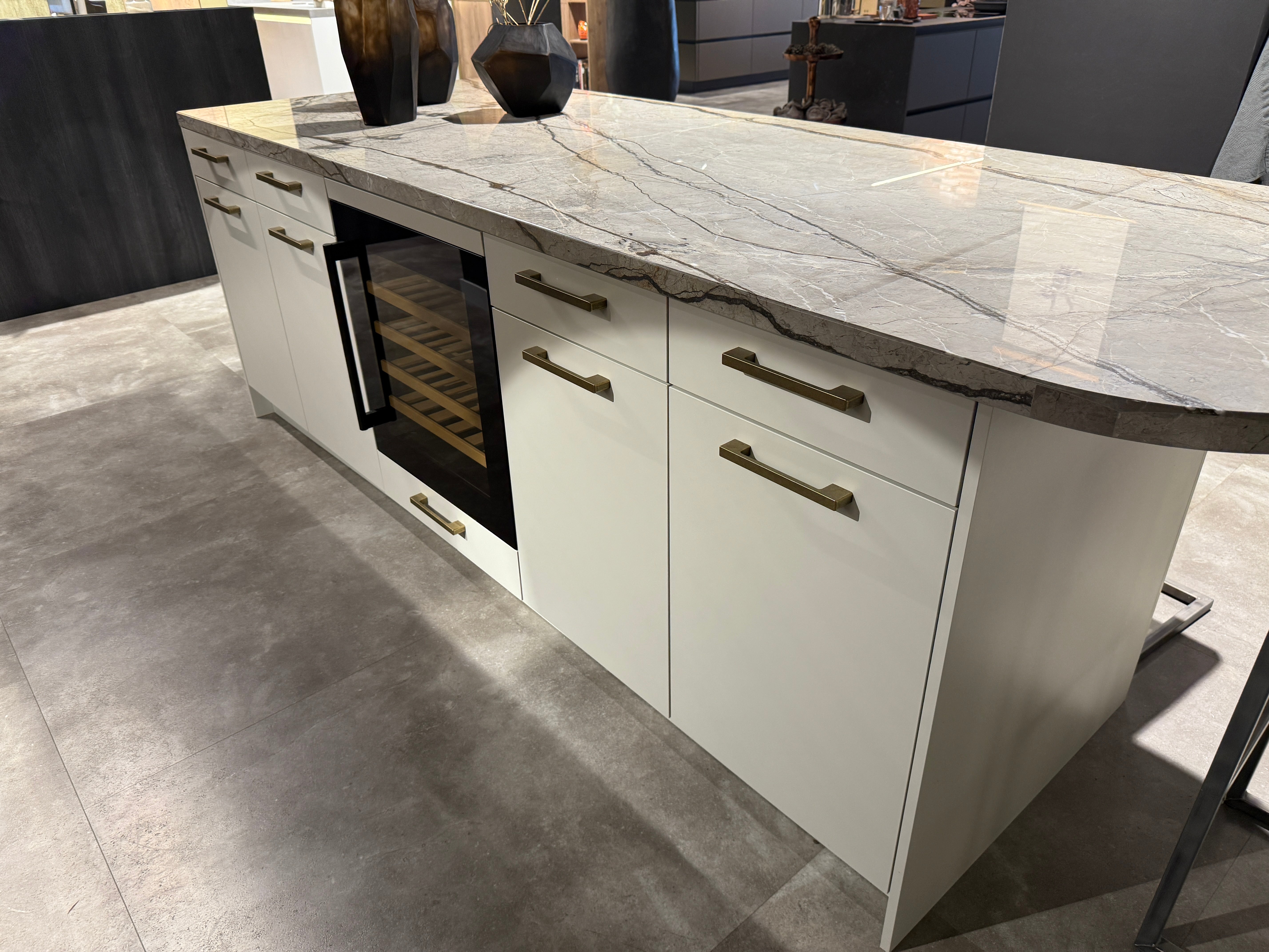 02568 - Los eiland met marmer blad