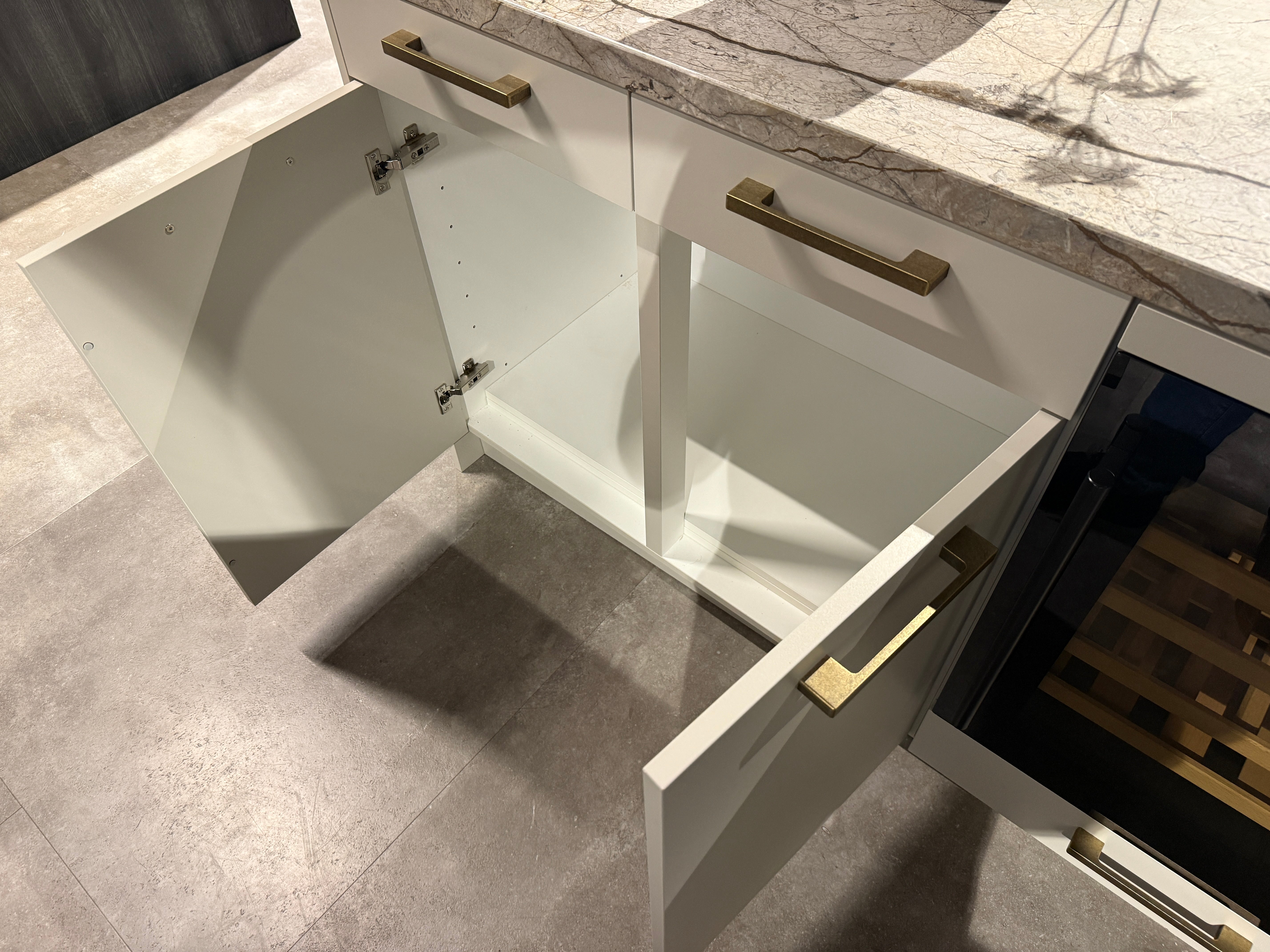 02568 - Los eiland met marmer blad