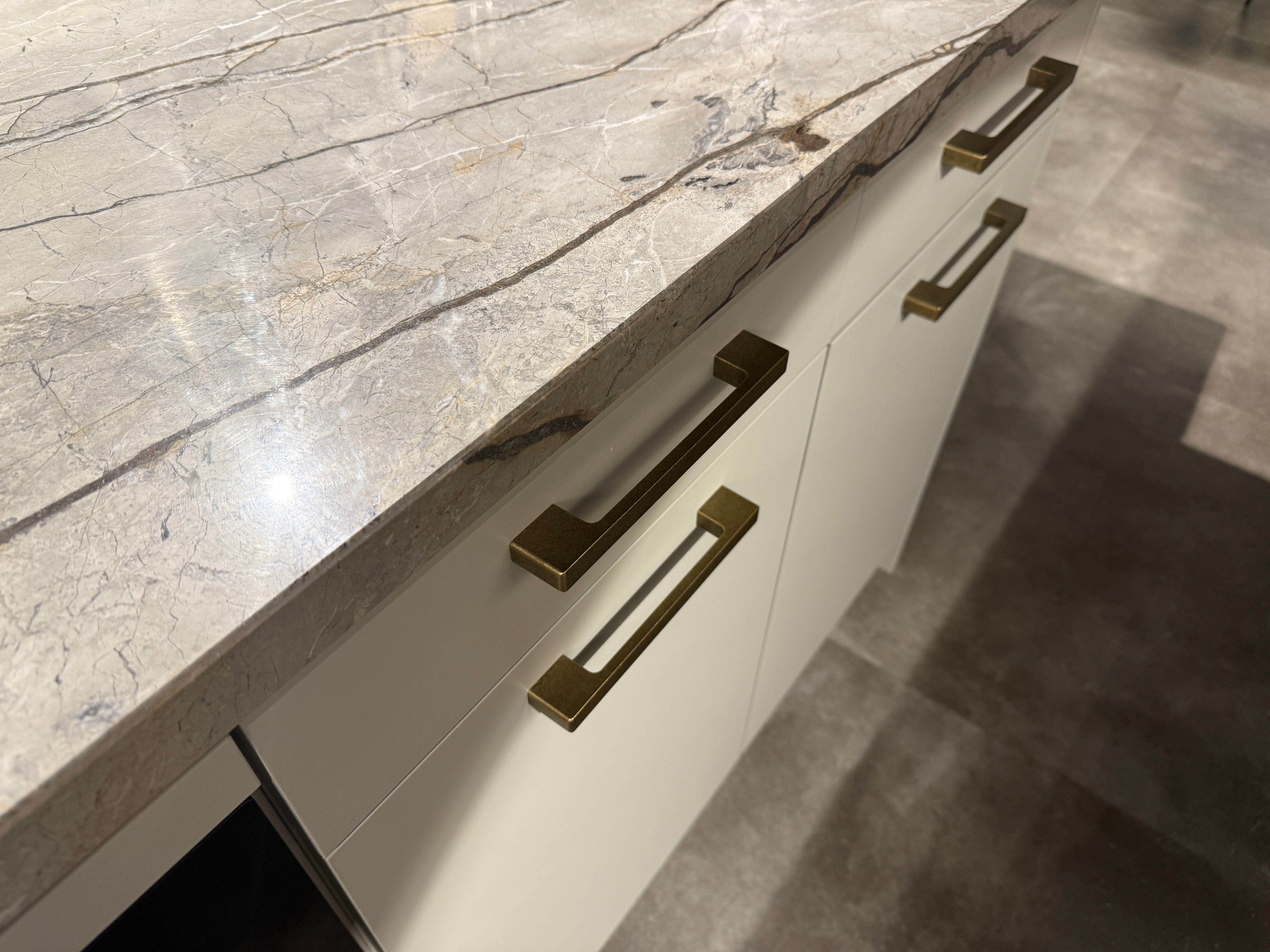 02568 - Los eiland met marmer blad